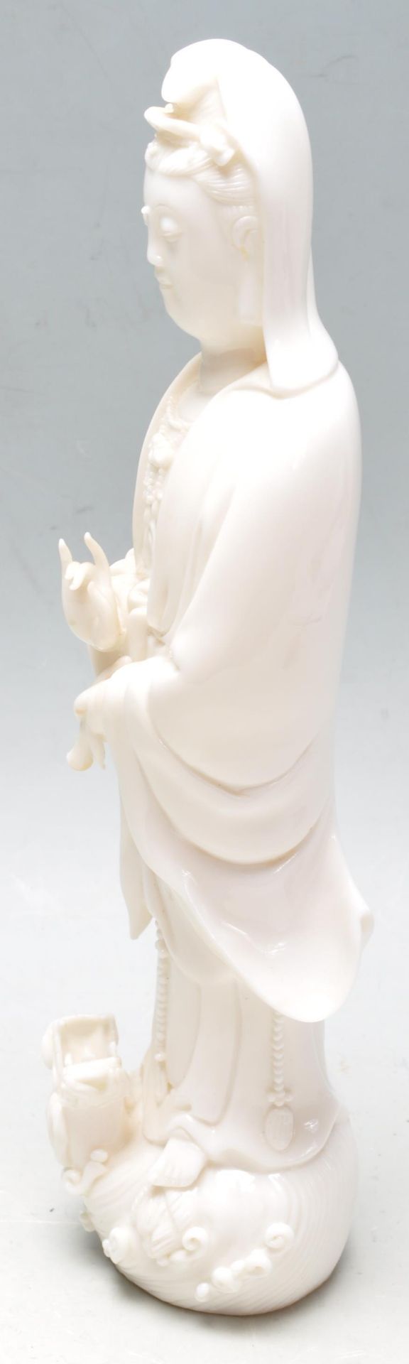 20TH CENTURY CHINESE ORIENTAL CERAMIC PORCELAIN GUANYIN FIGURINE - Bild 5 aus 7