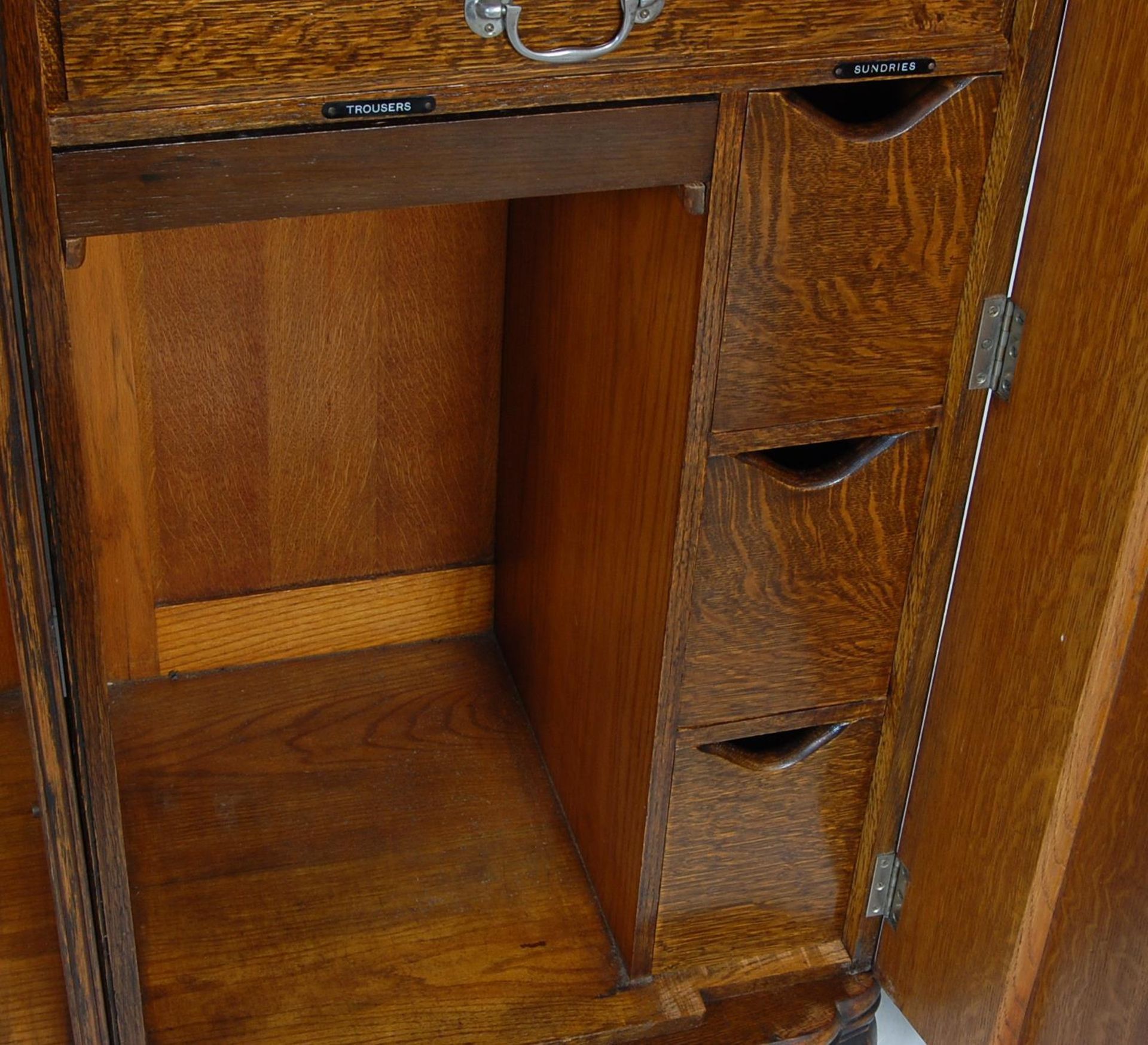 EARLY 20TH CENTURY DARK OAK FITTED DOUBLE WARDROBE - Bild 15 aus 22