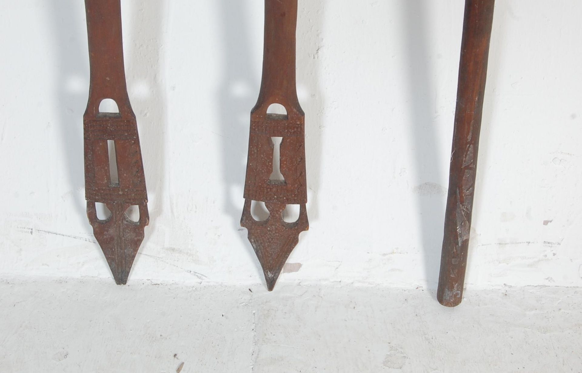 THREE 20TH CENTURY AFRICAN TRIBAL CEREMONIAL PADDLES - Bild 4 aus 25