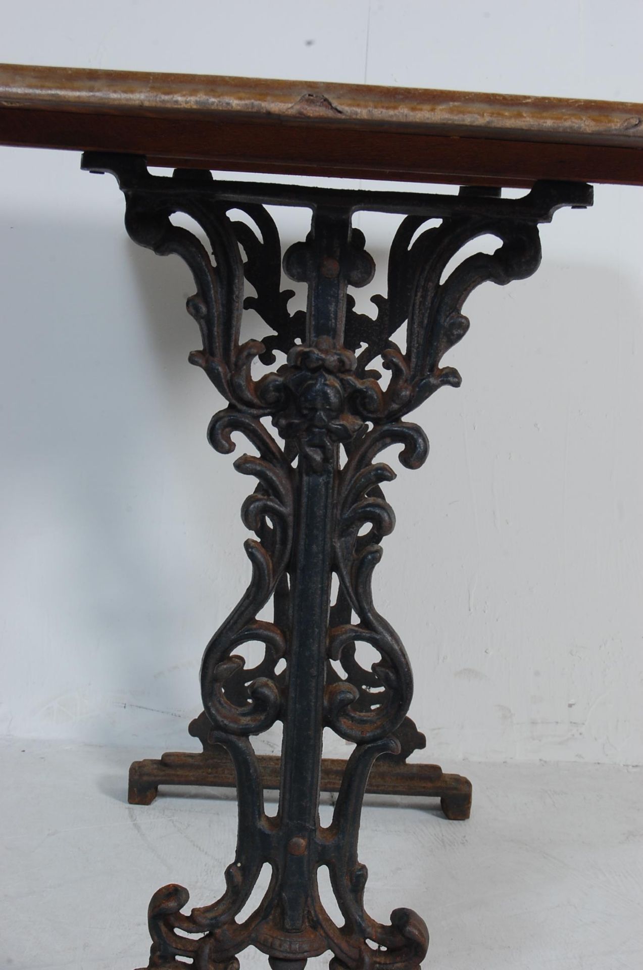 19TH CENTURY VICTORIAN CAST IRON AND WOOD GARDEN TABLE / PUB TABLE - Bild 7 aus 7