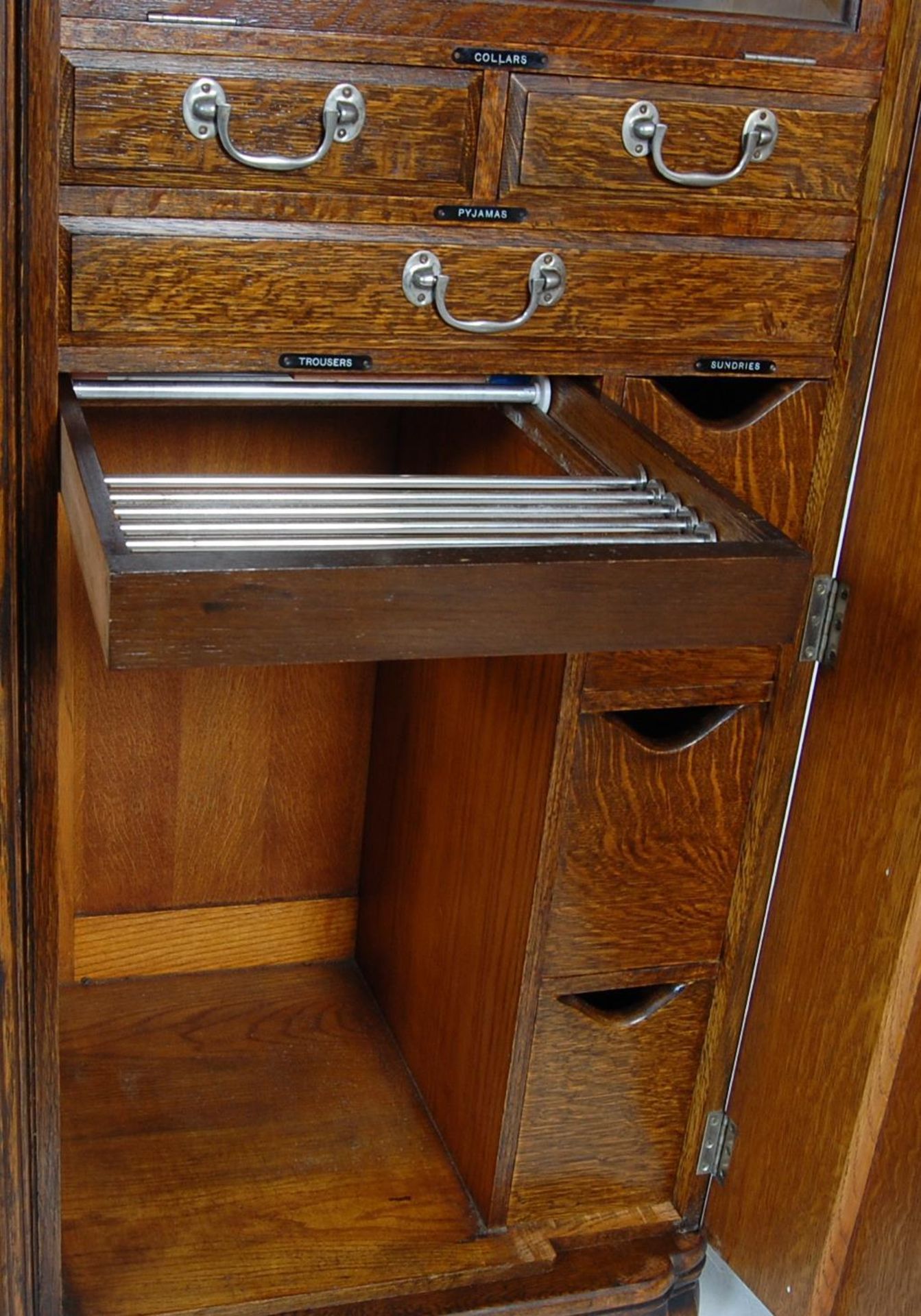 EARLY 20TH CENTURY DARK OAK FITTED DOUBLE WARDROBE - Bild 22 aus 22