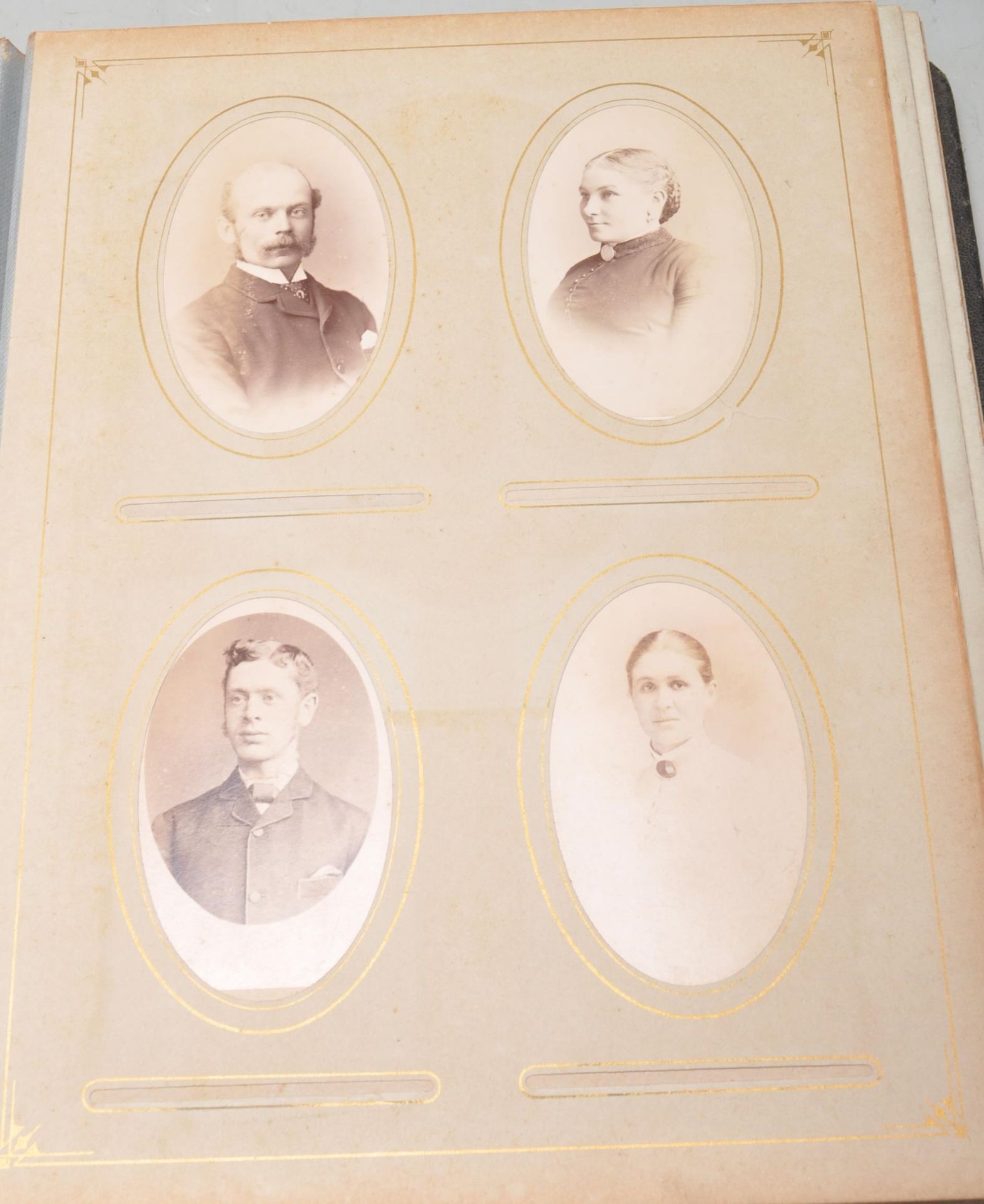 EARLY 20TH CENTURY BLACK AND WHITE FAMILY PHOTO ALBUM - Bild 10 aus 16