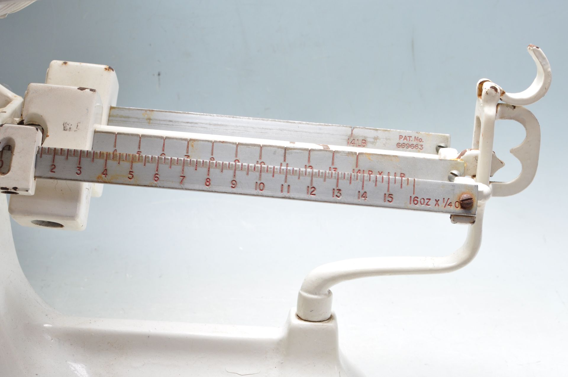 MID CENTURY WHITE ENAMEL MIDWIFE SCALE / BALANCE - Bild 3 aus 5