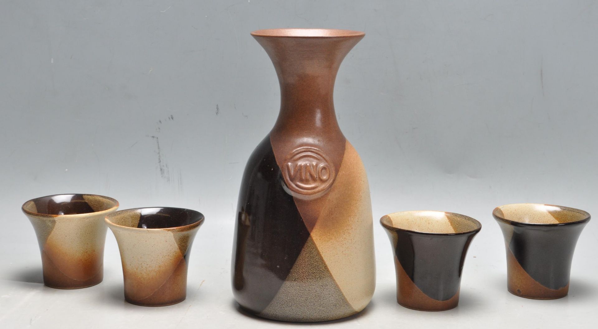 1970S RETRO AMERICAN WINE SET BY POTTERY CRAFT / ROBERT MAXWELL TO INCLUDE CARAFE AND FOUR BEAKERS