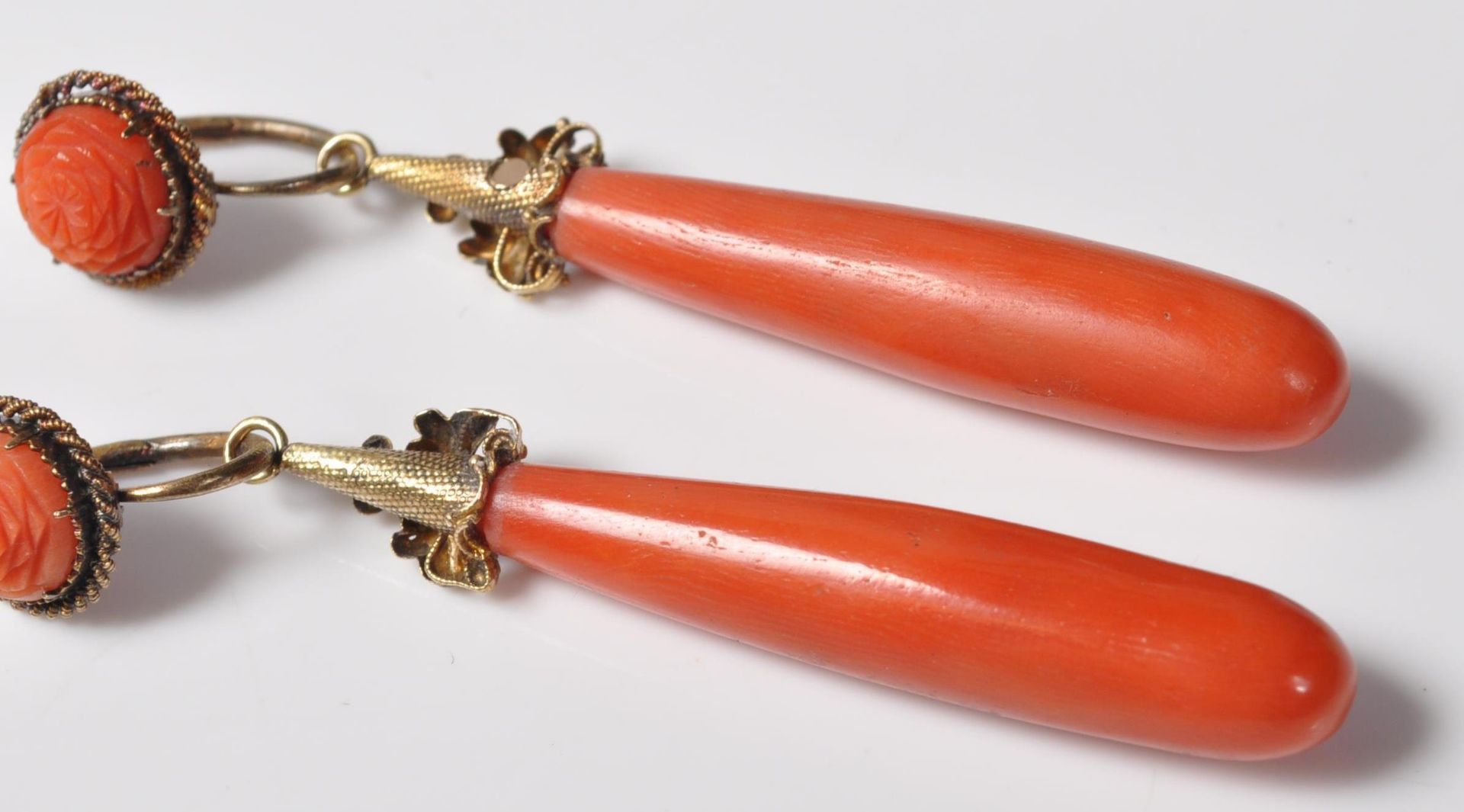 PAIR OF GEORGIAN GOLD AND RED CORAL DROP EARRINGS - Bild 4 aus 7