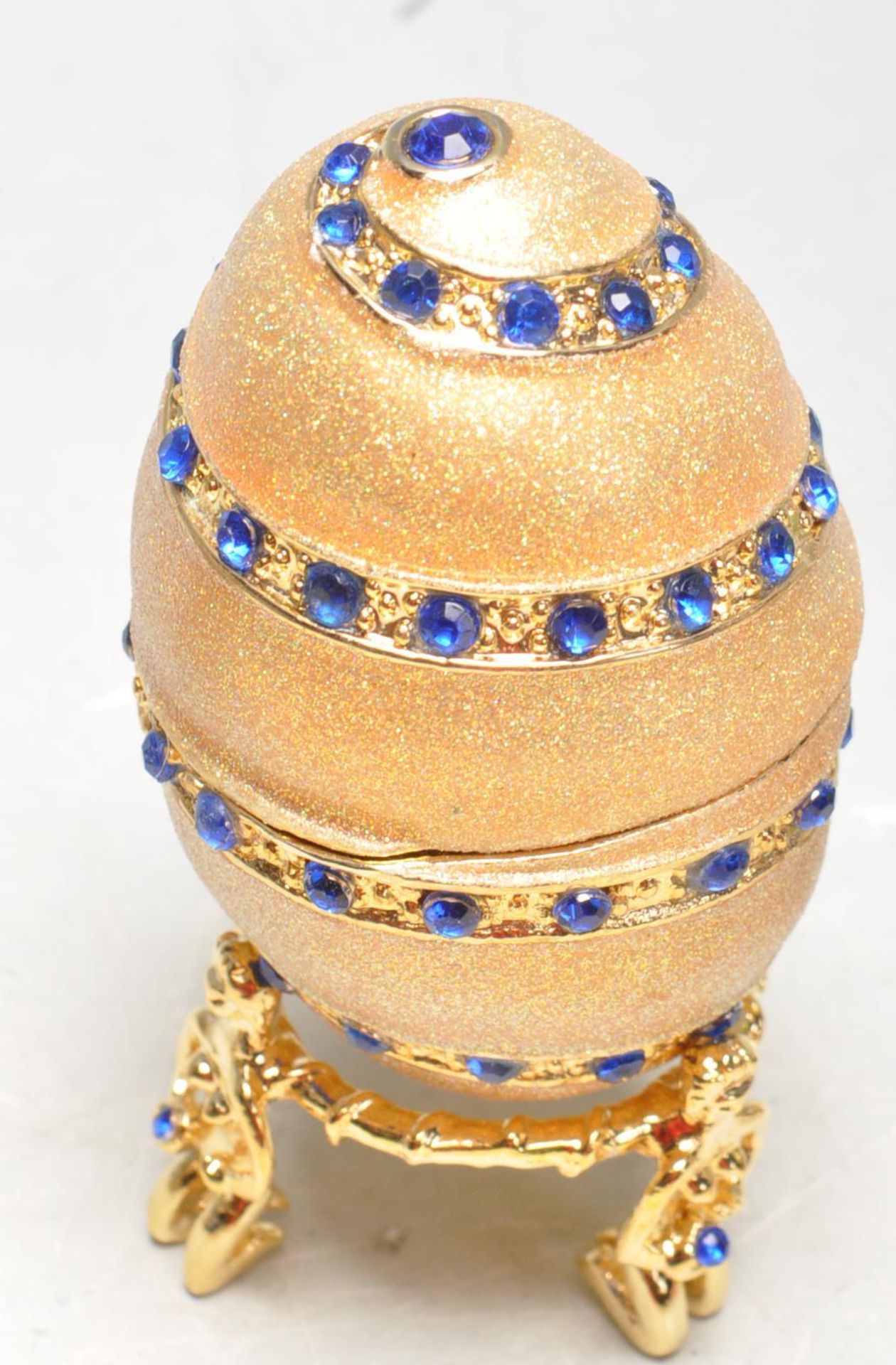 SIX VINTAGE ENAMEL EGGS IN THE MANNER OF FABERGE EGG - Bild 4 aus 10