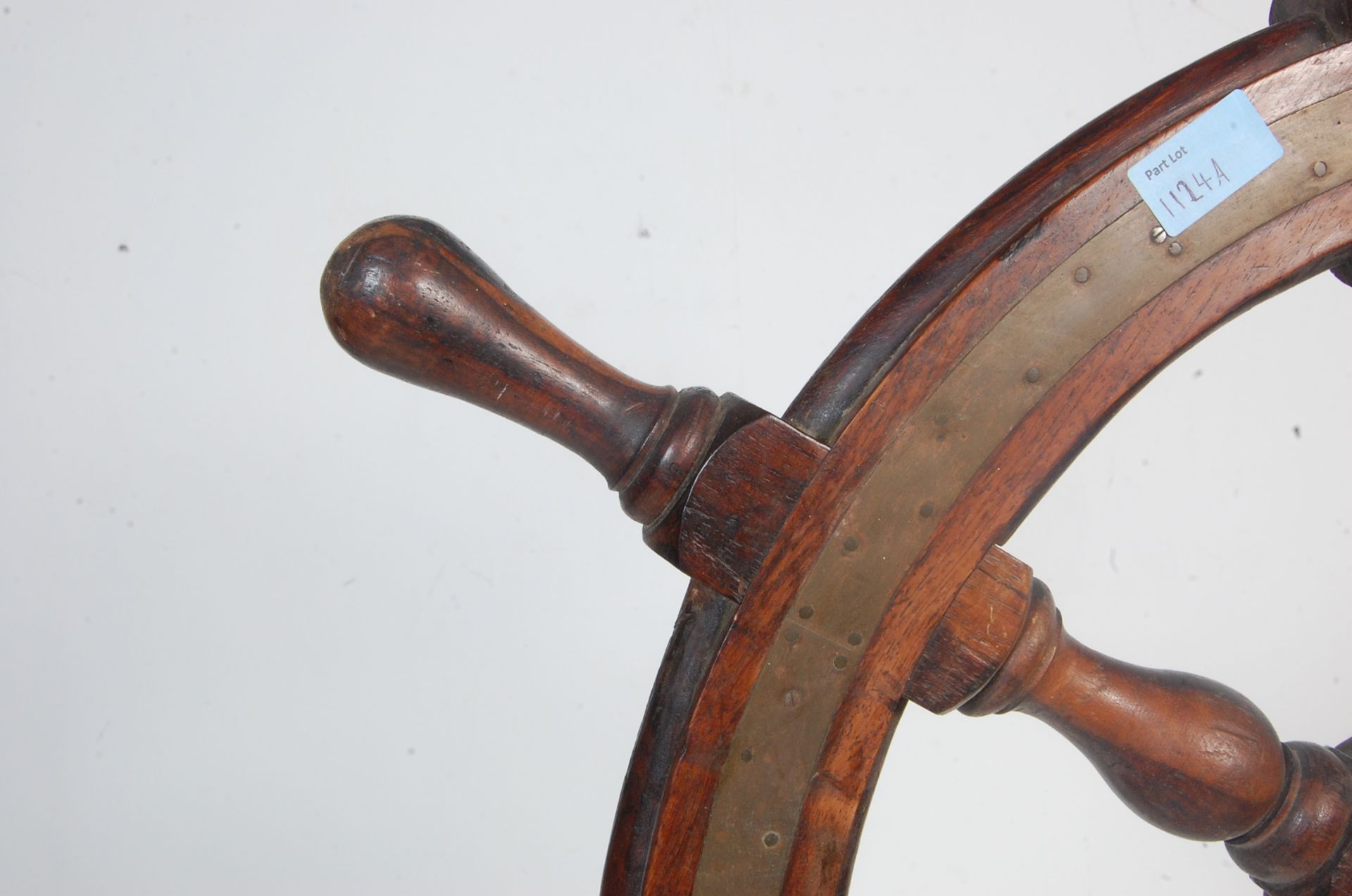 EARLY 20TH CENTURY BRASS AND MAHOGANY SHIPS WHEEL - Bild 3 aus 5