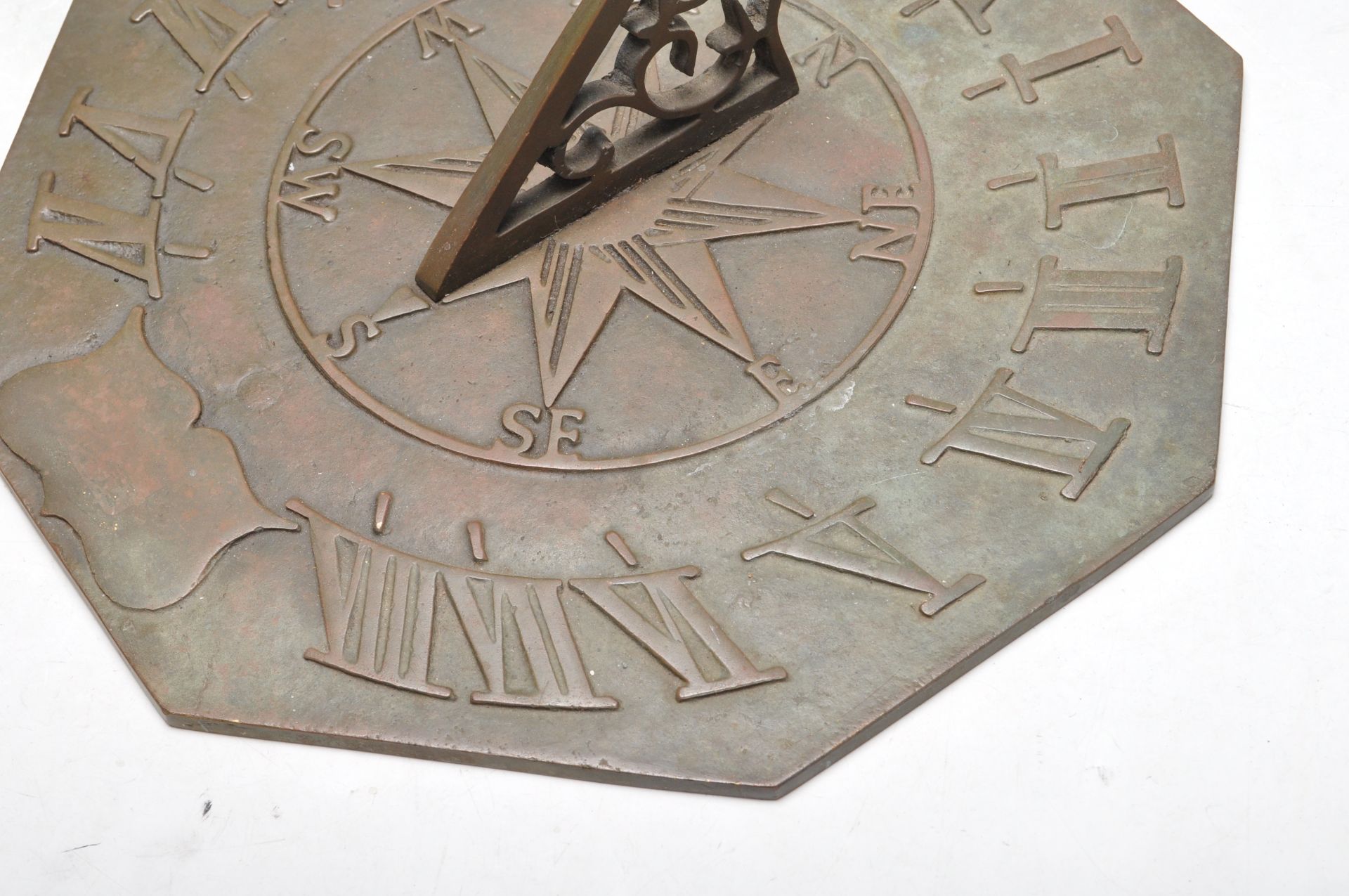 20TH CENTURY BRASS ROMAN NUMERAL SUN DIAL / CLOCK - Bild 6 aus 7