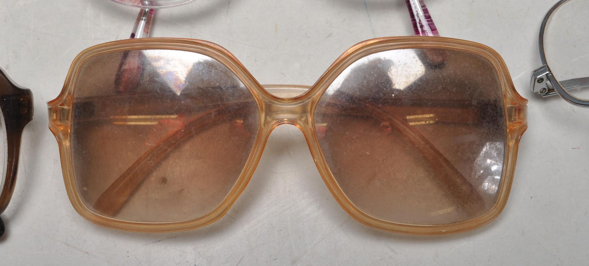 COLLECTION OF RETRO VINTAGE 1960S WOMENS SUNGLASSES. - Bild 9 aus 13