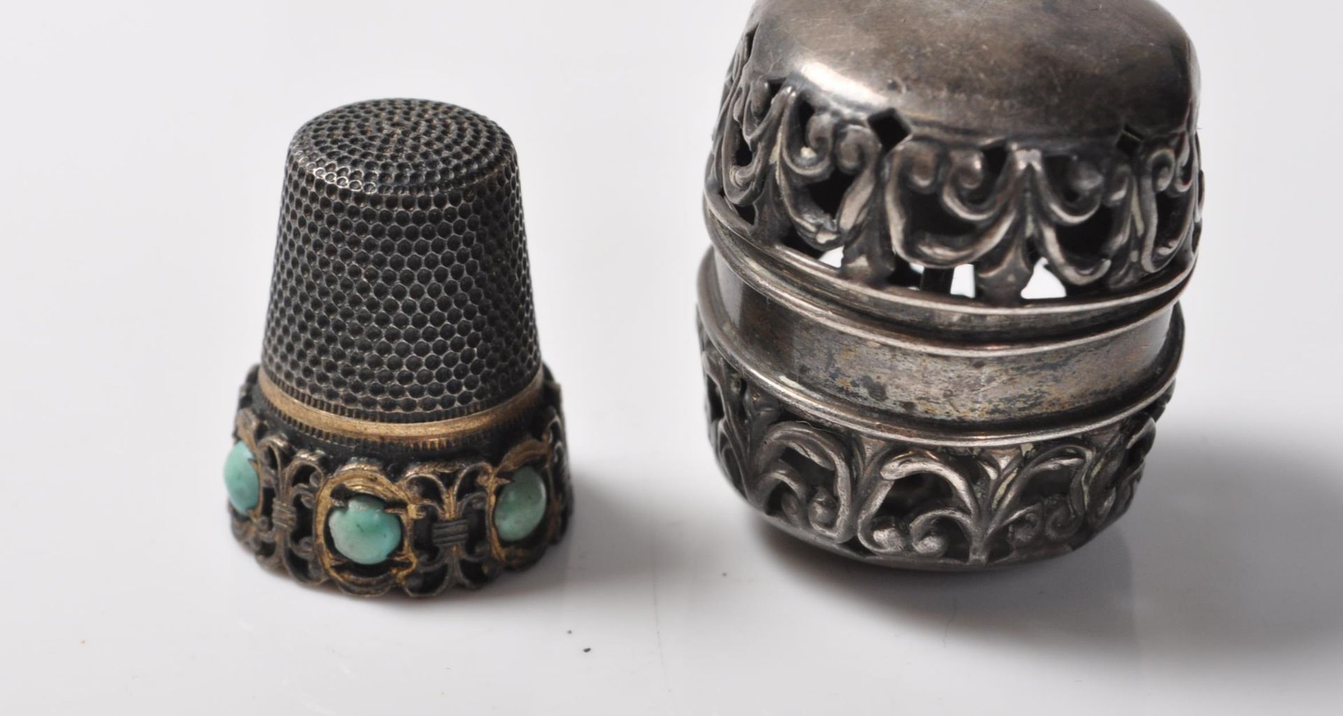 ANTIQUE SILVER AND TURQUOISE THIMBLE IN FITTED CASE - Bild 2 aus 4