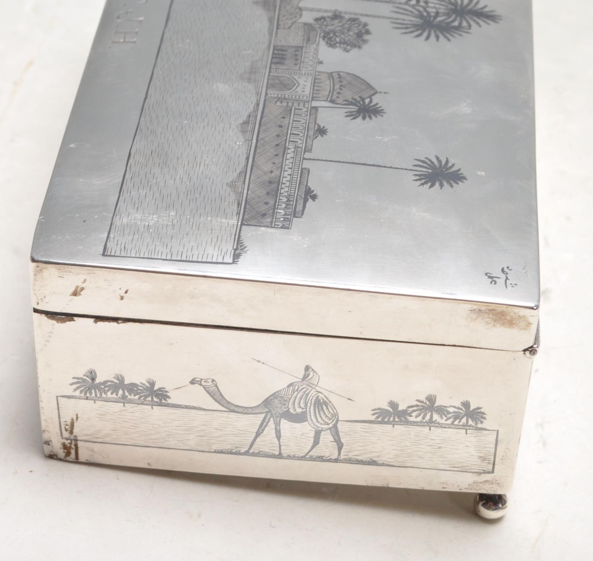 EARLY 20TH CENTURY MIDDLE ESTERN SILVER CIGARETTE BOX - Bild 4 aus 7