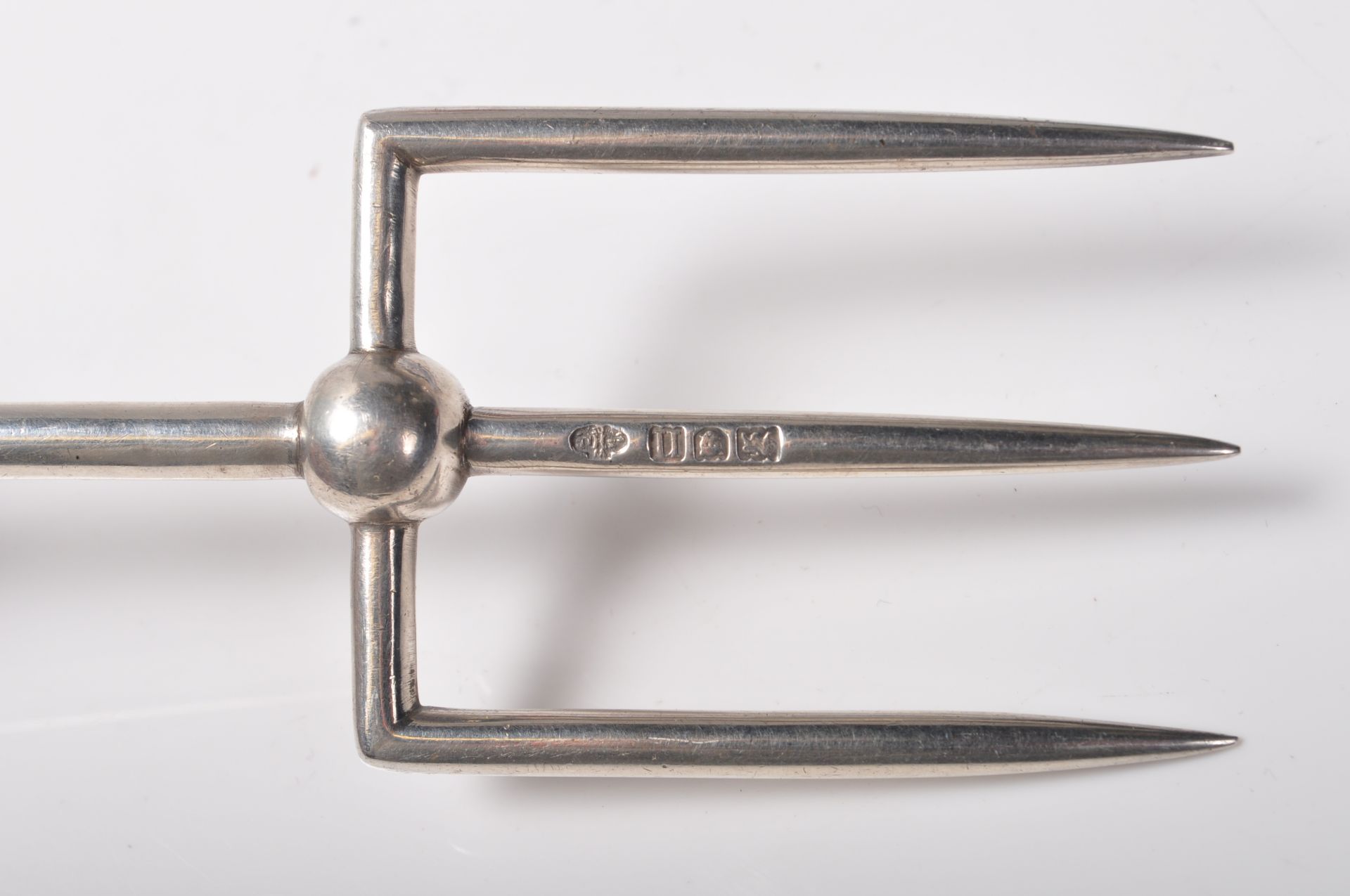 EDWARDIAN ANTIQUE SILVER TOASTING FORK AND BREAD K - Image 7 of 7