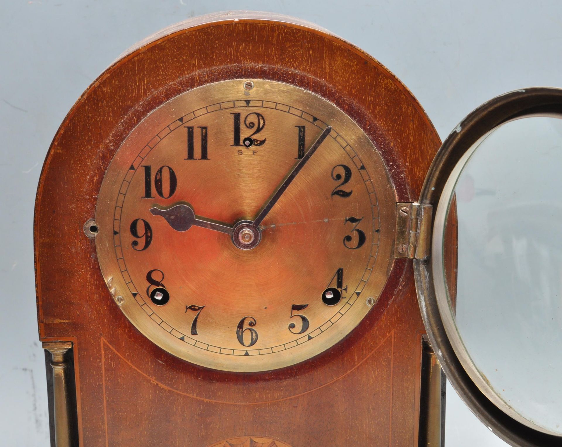 EARLY 20TH CENTURY EDWARDIAN ANTIQUE MAHOGANY CASED MANTEL CLOCK - Image 3 of 8