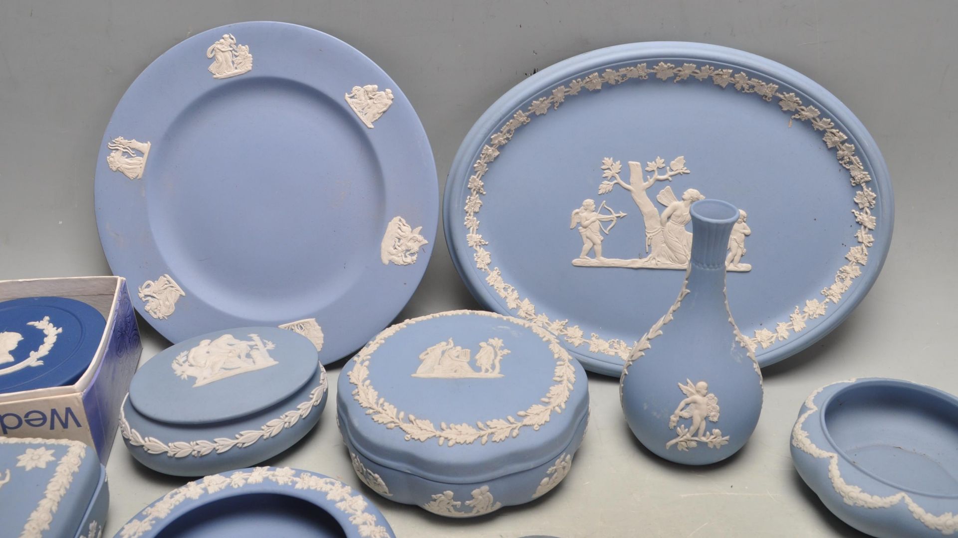 COLLECTION OF WEDGWOOD JASPERWARE POTTERY TRINKET BOXES AND PLATES - Bild 11 aus 12