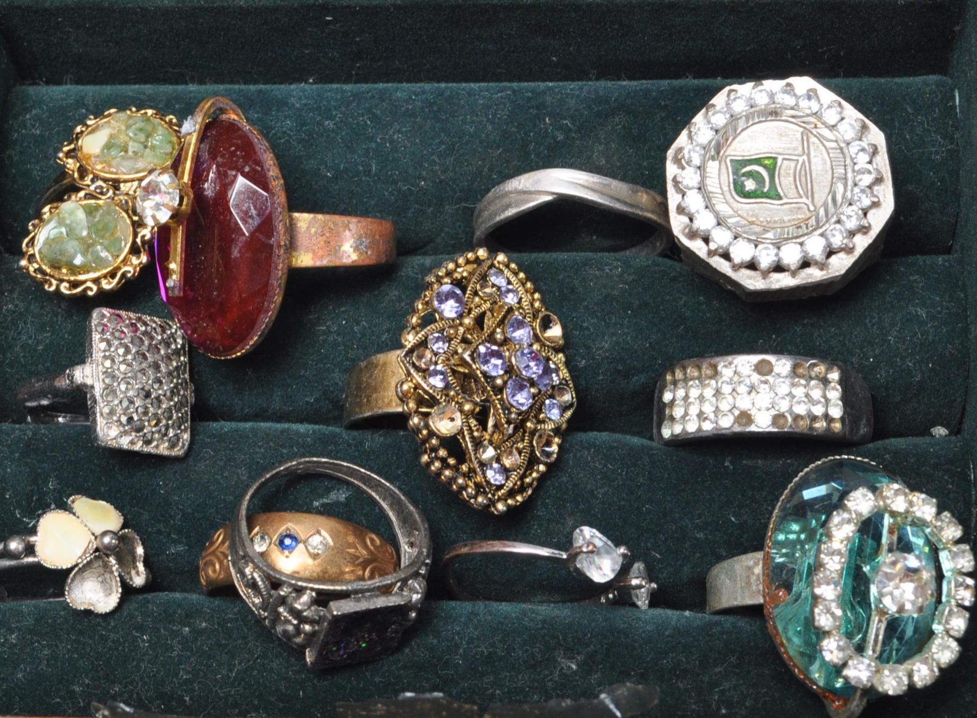 COLLECTION OF VINTAGE COSTUME JEWELLERY - Bild 2 aus 13