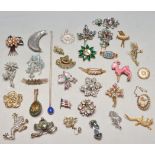 COLLECTION OF VINTAGE BROOCHES AND PINS