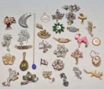 COLLECTION OF VINTAGE BROOCHES AND PINS