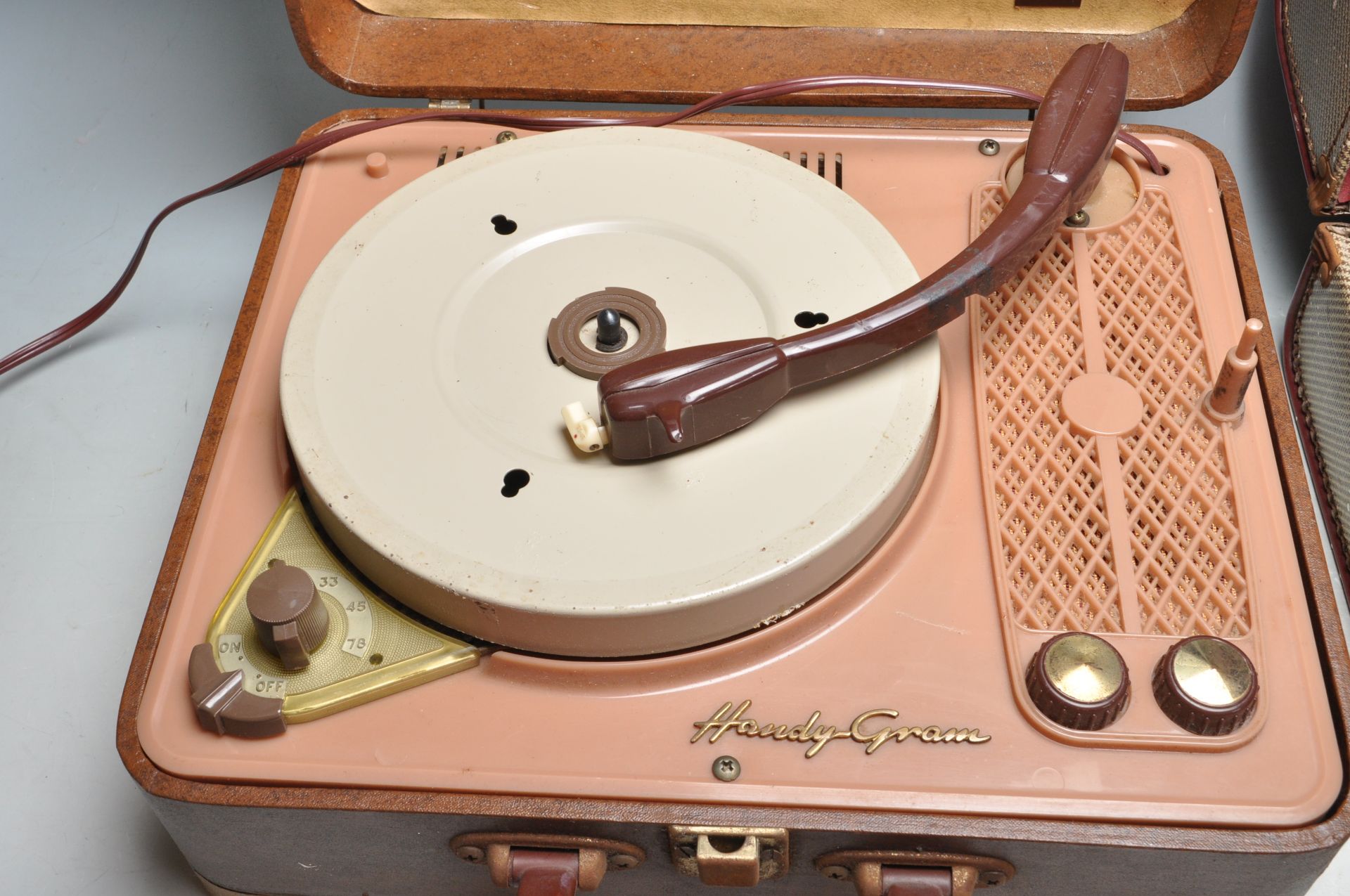 A PAIR OF VINTAGE RETRO 1960S RECORD PLAYERS TO INCLUDE A REGENTONE HANDY-GRAM - Bild 2 aus 7