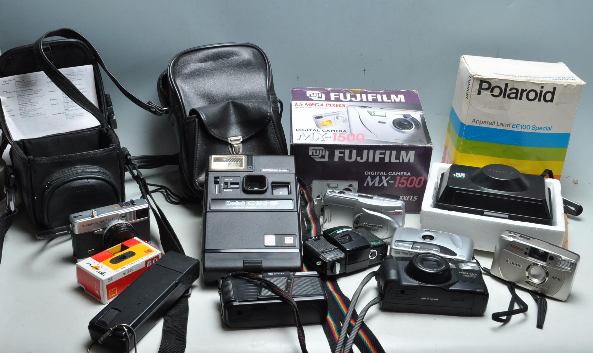 COLLECITON OF VINTAGE CAMERAS INCLUDING POLAROID