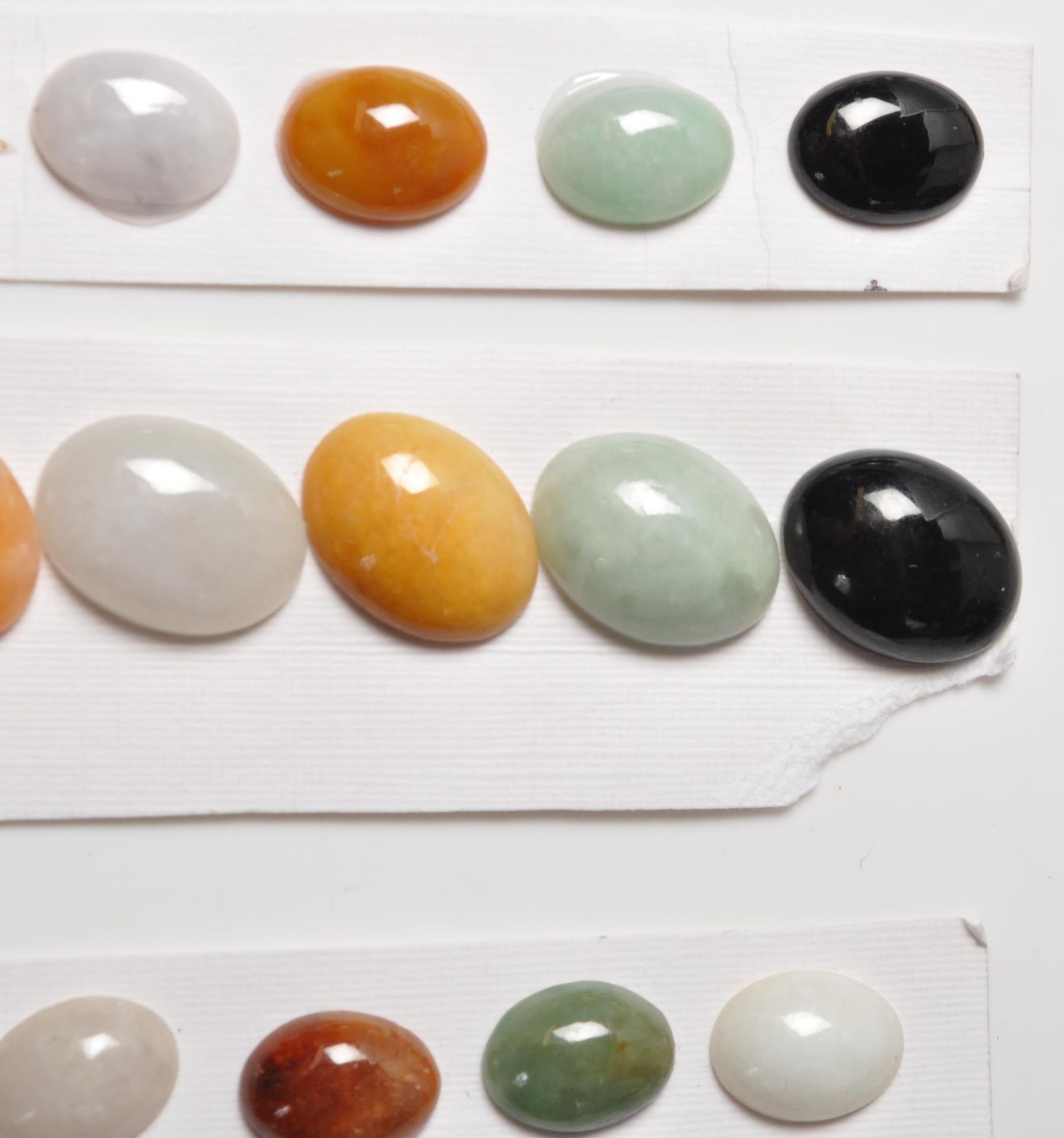 GROUP OF MIXED JADE CABOCHONS - Bild 4 aus 6