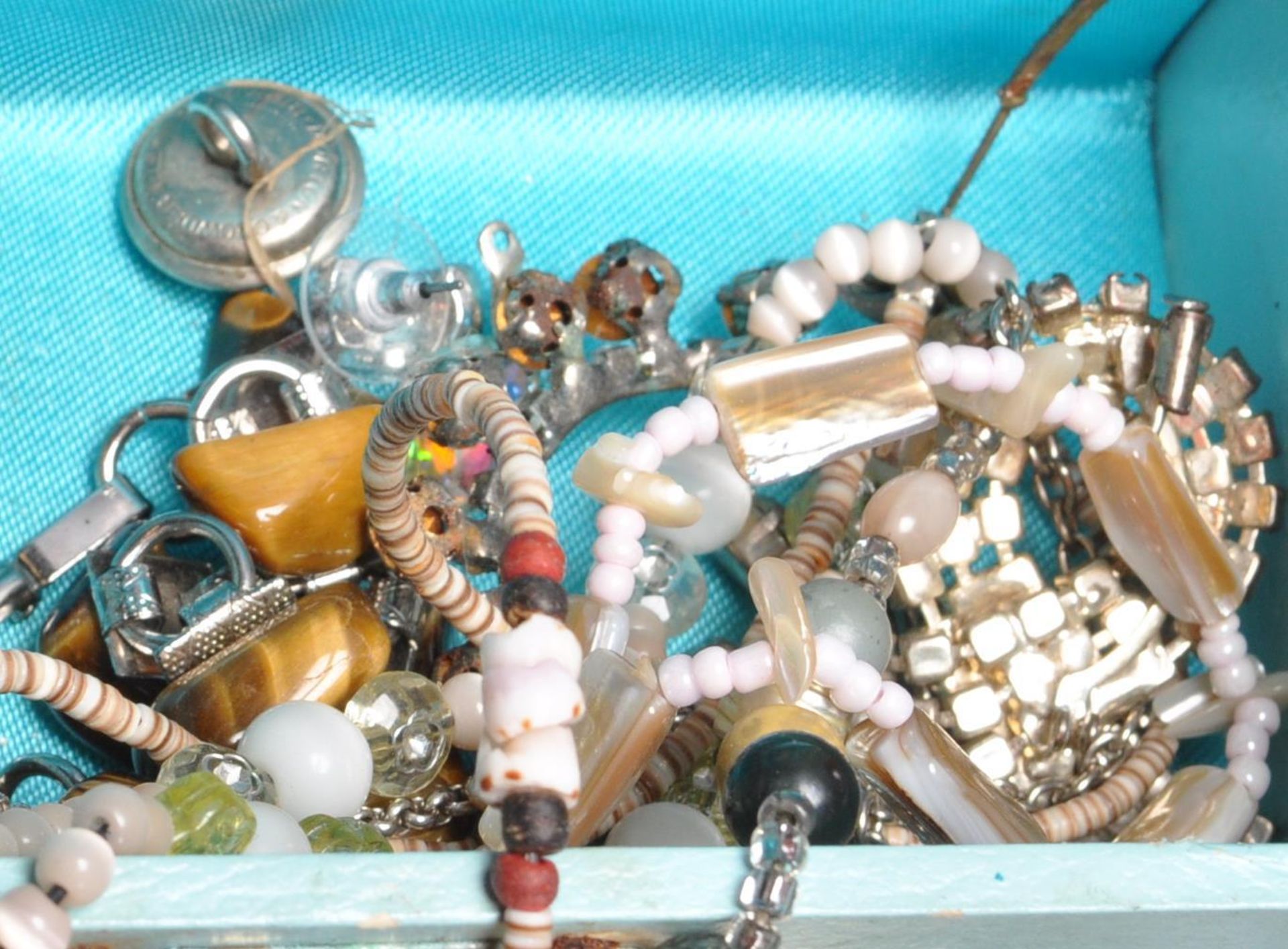 COLLECTION OF VINTAGE COSTUME JEWELLERY - Bild 9 aus 13