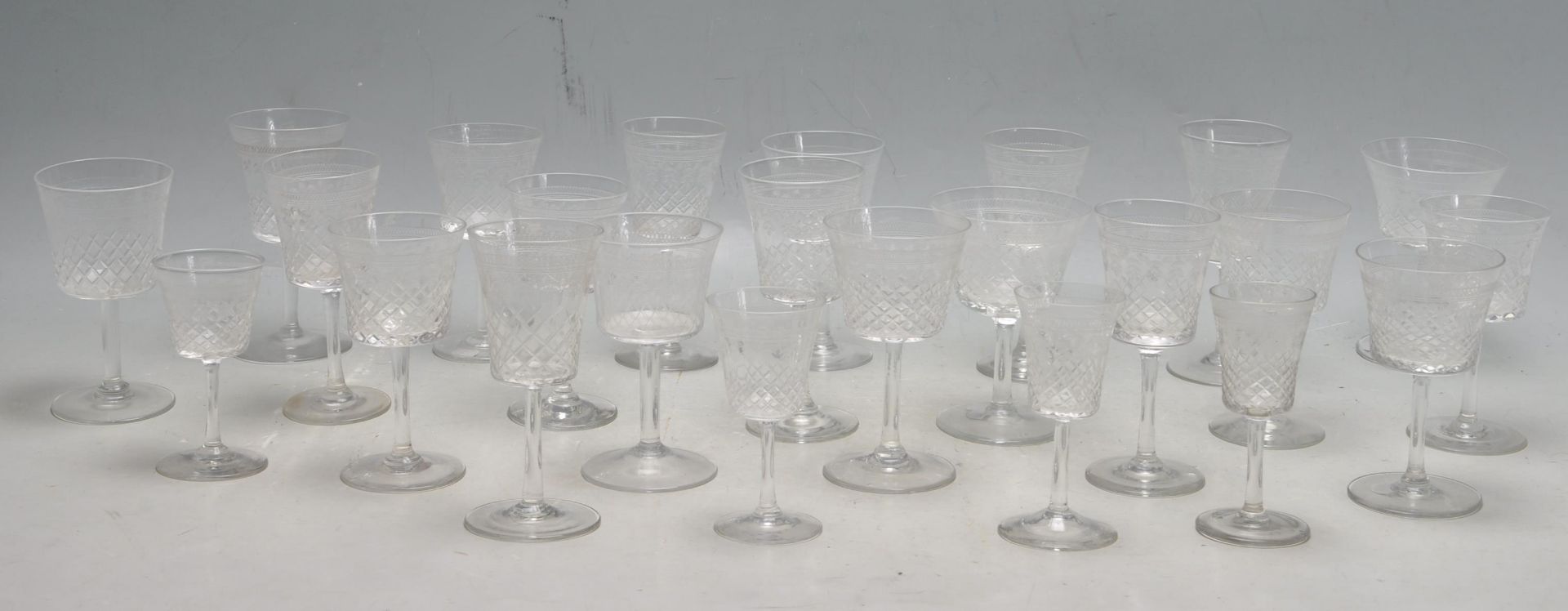 LARGE QUANTITY OF EDWARDIAN PALL MALL / LADY HAMILTON PATTERN DRINKING GLASSES - Bild 2 aus 7