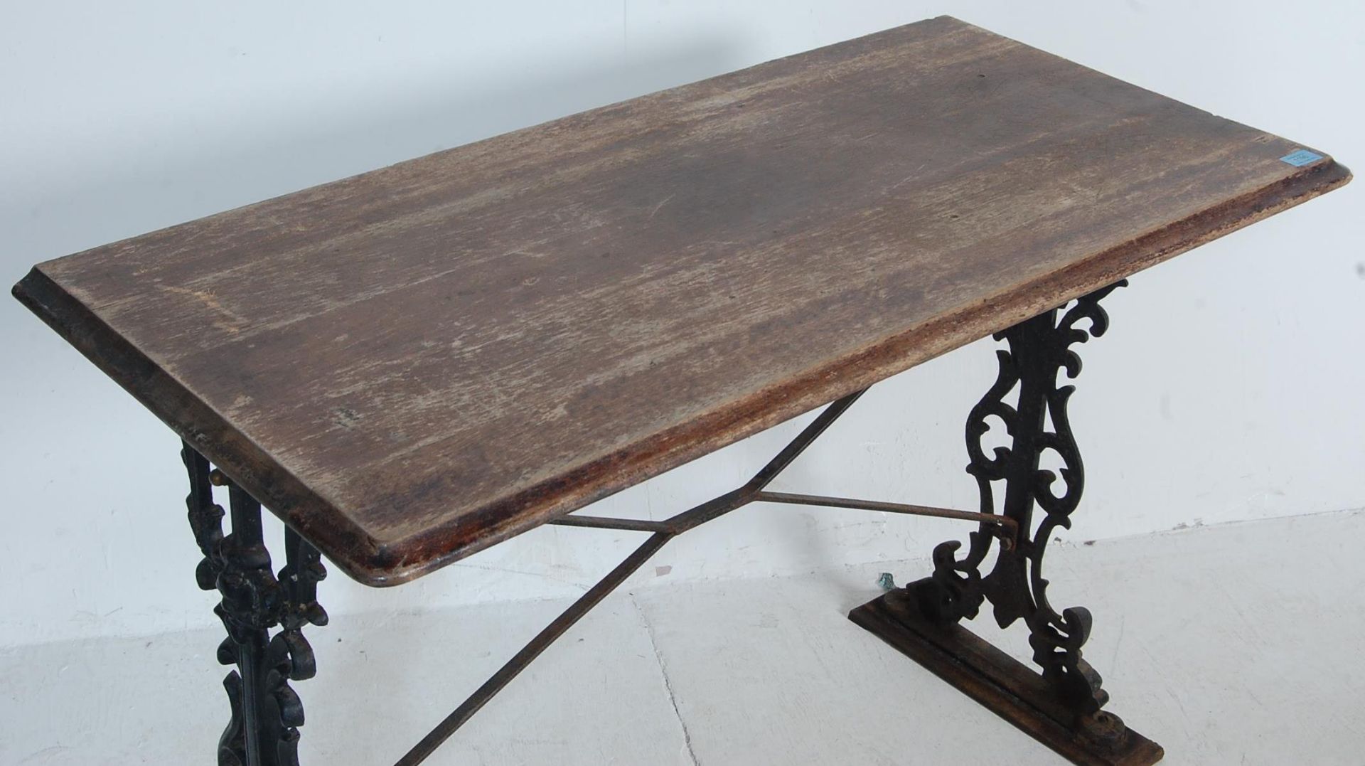 19TH CENTURY VICTORIAN CAST IRON AND WOOD GARDEN TABLE / PUB TABLE - Bild 3 aus 6