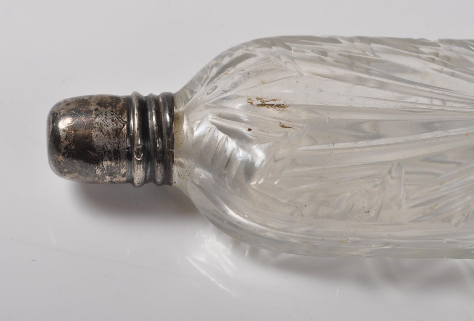 GEORGIAN GLASS SCENT BOTTLE WITH SILVER LID - Bild 2 aus 5