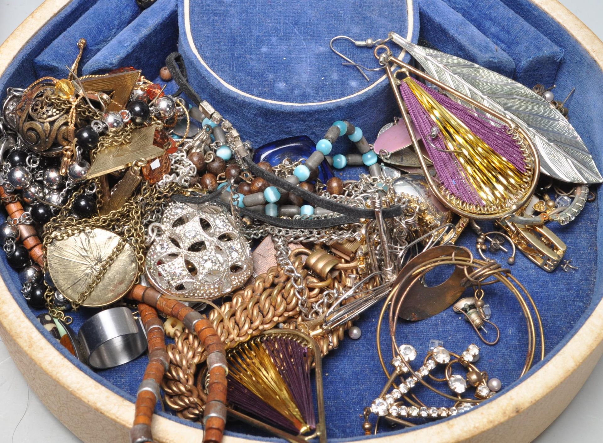 COLLECTION OF VINTAGE 20TH CENTURY COSTUME JEWELLERY IN THREE VINTAGE JEWELLERY BOXES - Image 3 of 9