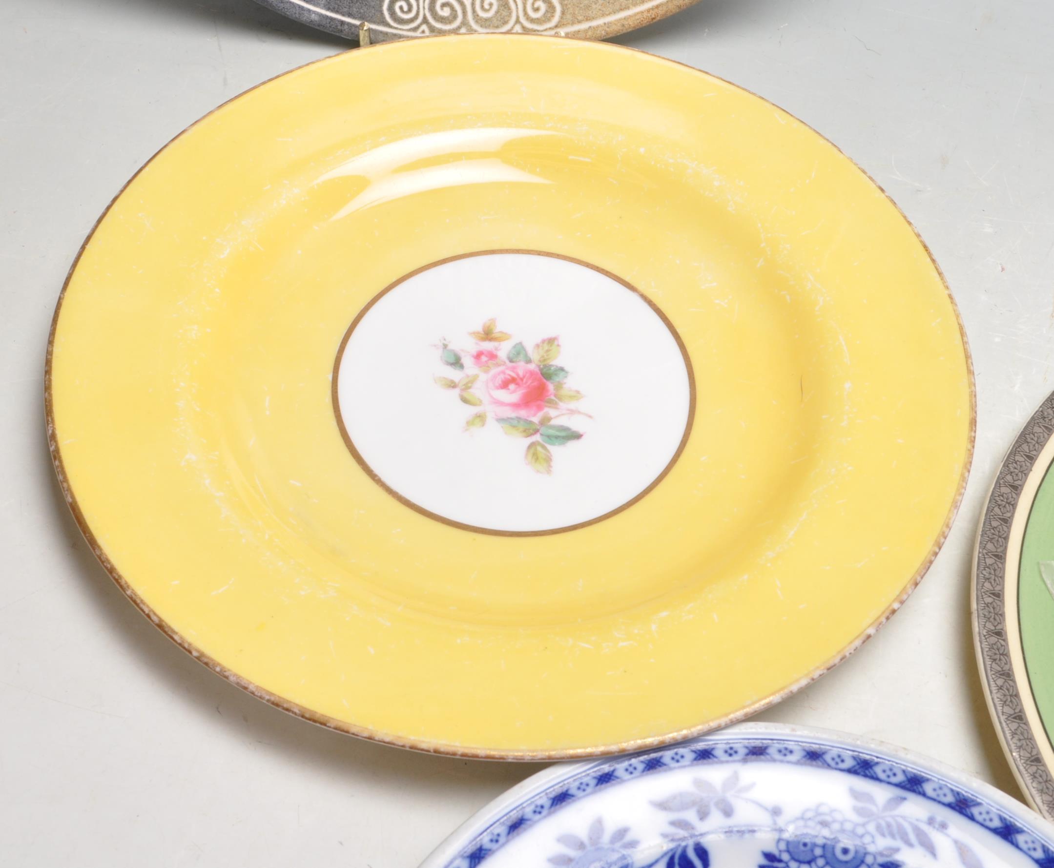 FIVE 20TH VINTAGE CERAMIC PLATES INCLUDING CLARICE CLIFF - Image 6 of 10