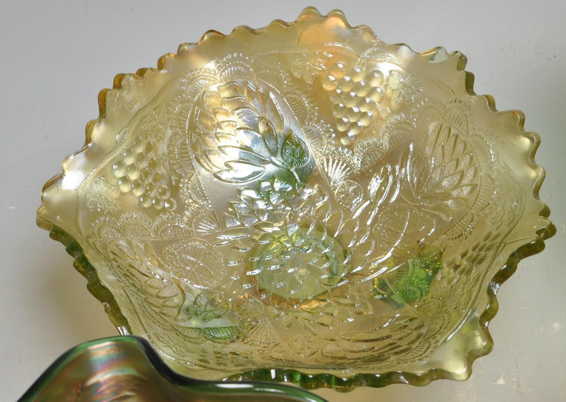 LARGE QUANTITY OF VINTAGE 20TH CENTURY CARNIVAL GLASS WARE - Image 6 of 9