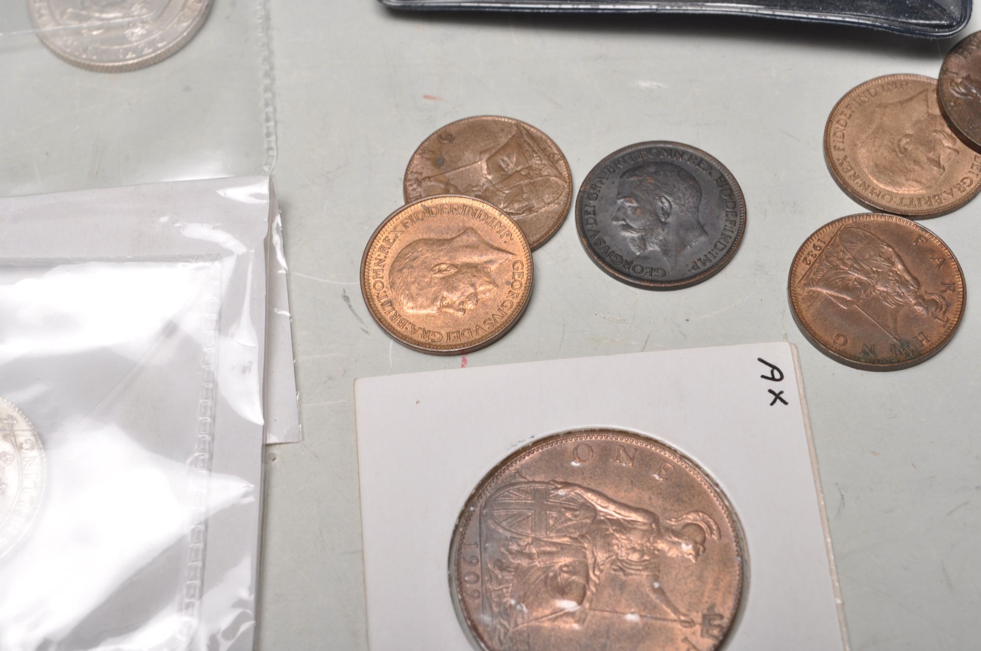 GROUP OF GREAT BRITISH COINS INCLUDING SILVER SHILLINGS - Bild 5 aus 15