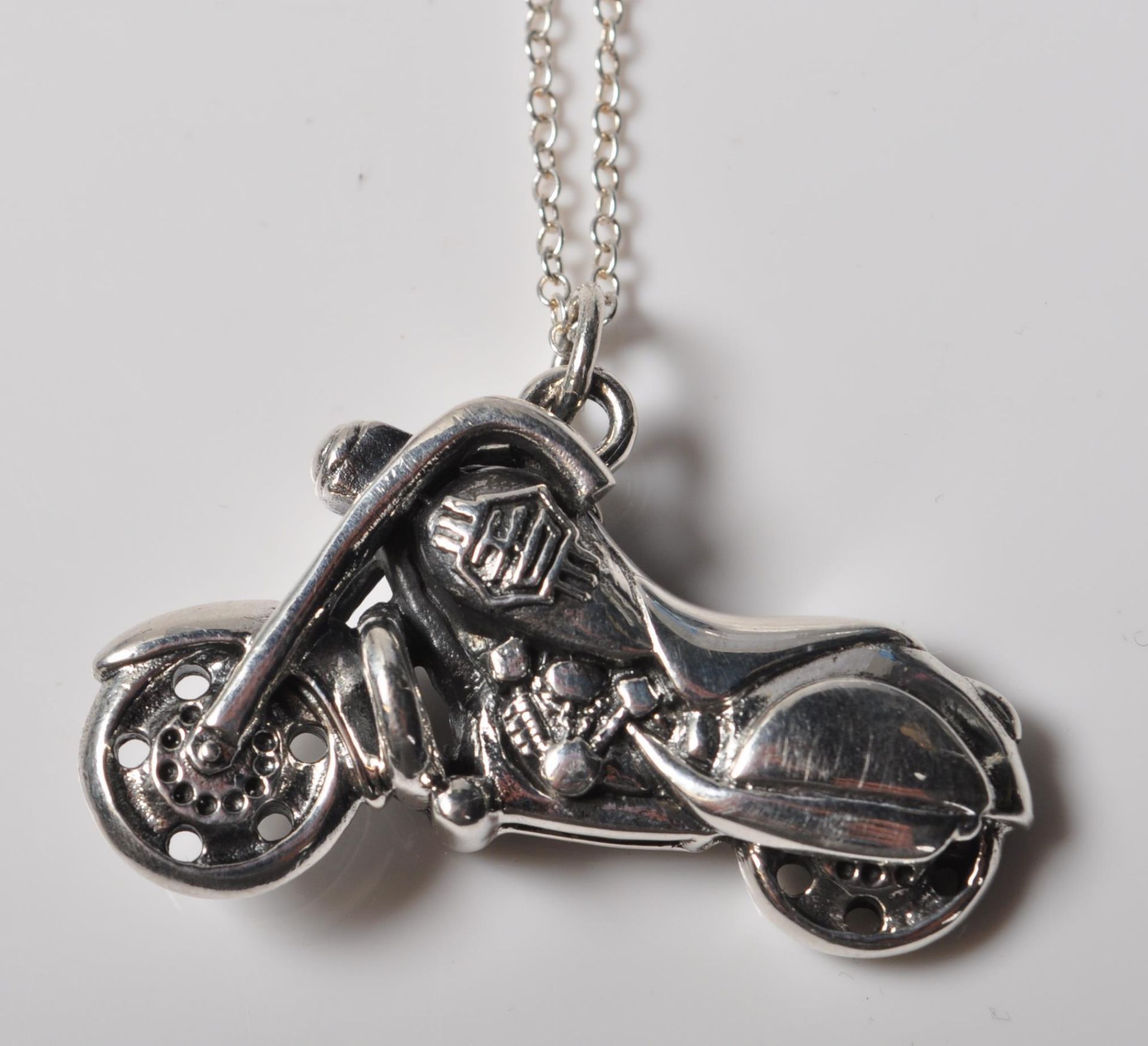 WHITE METAL PLATED HARLEY DAVIDSON STYLE MOTORCYCLE PENDANT NECKLACE - Bild 3 aus 6