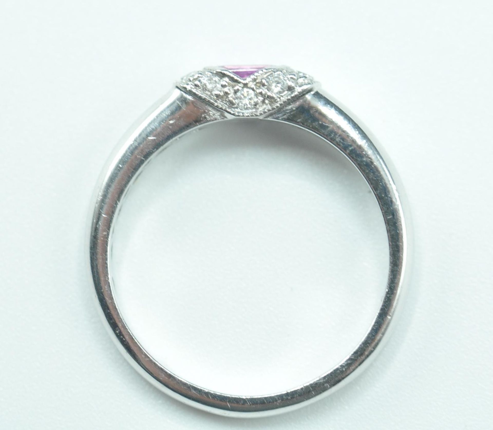 9CT WHITE GOLD AND PINK STONE RING - Bild 6 aus 6