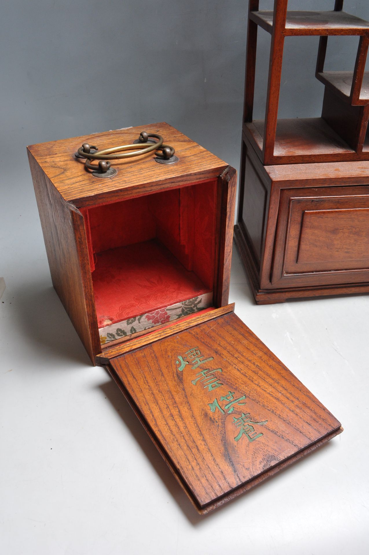 COLLECTION OF THREE CHINESE HARDWOOD PORCELAIN VITRINES - Bild 2 aus 6