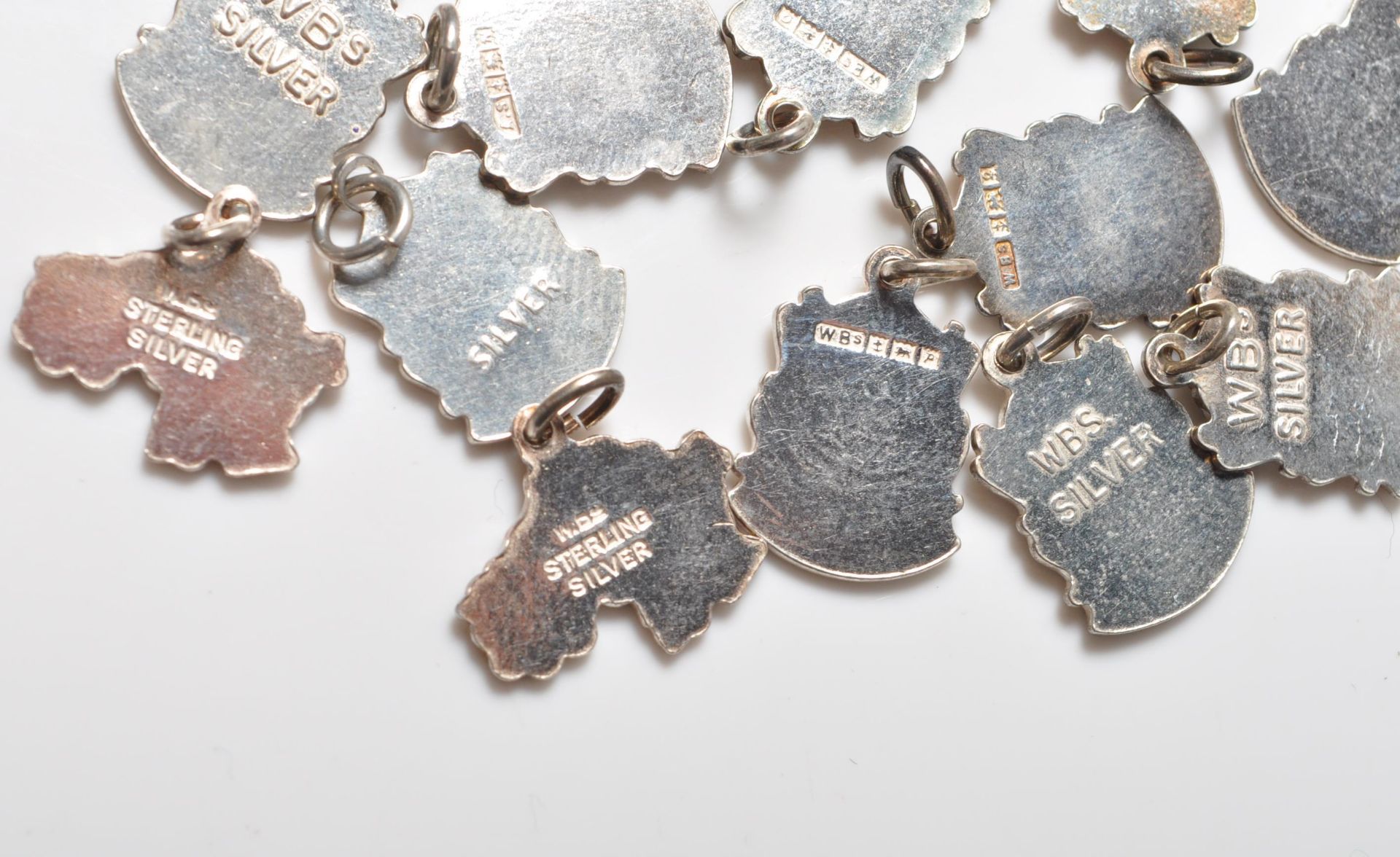 GROUP OF TWENTY SILVER SOUVENIR CHARMS - Bild 7 aus 8