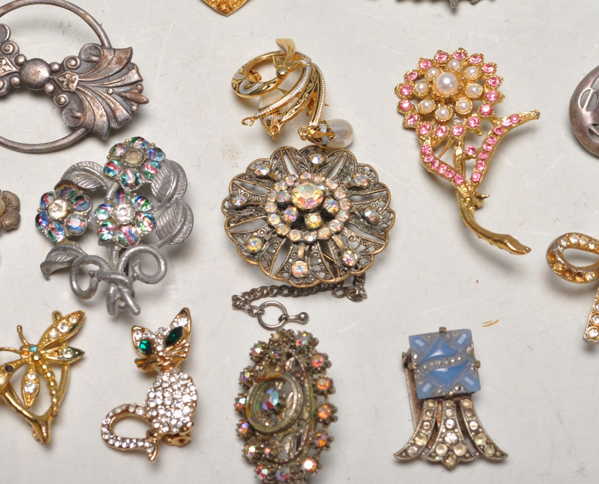 COLLECTION OF VINTAGE 20TH CENTURY COSTUME JEWELLERY - Image 3 of 6
