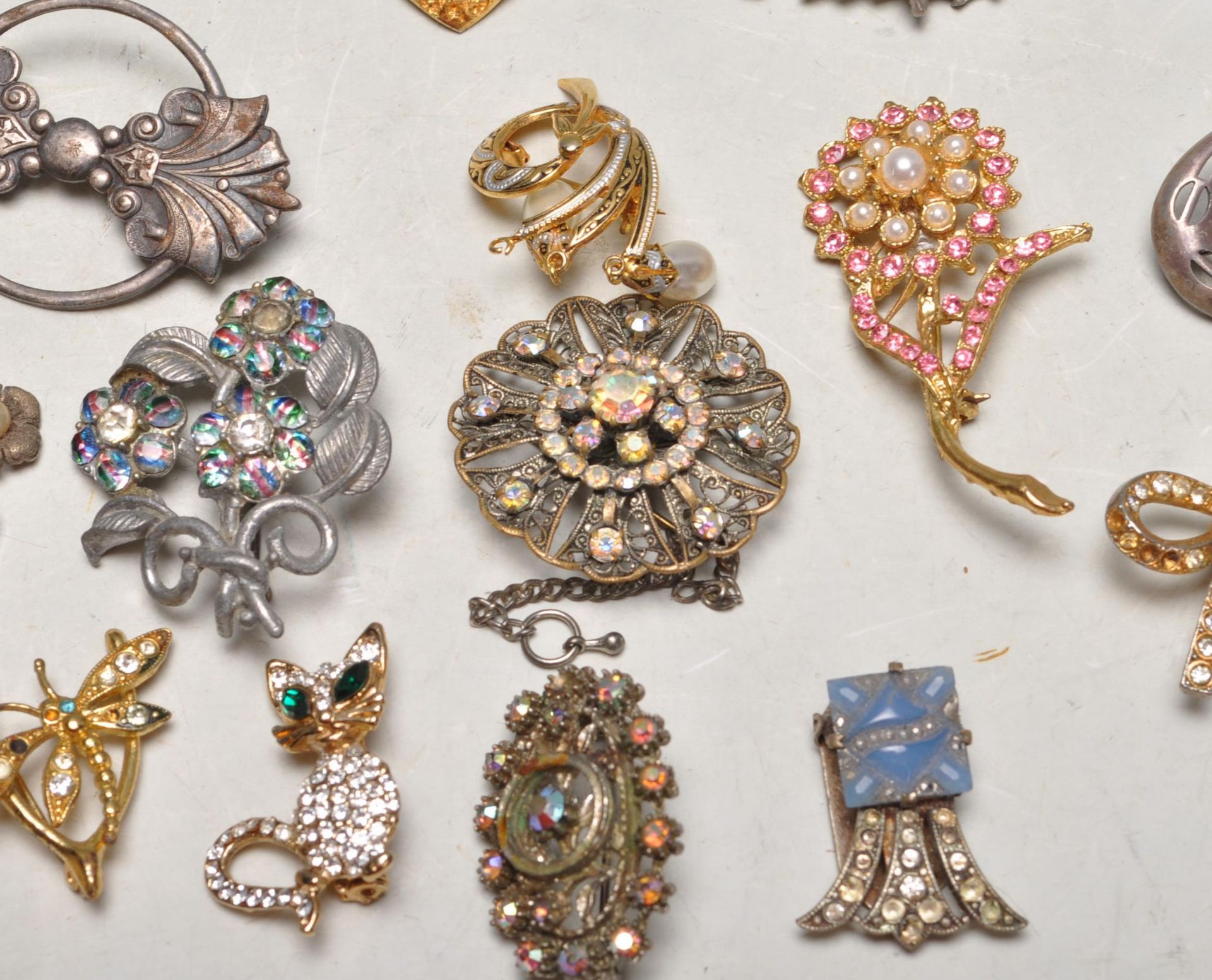 COLLECTION OF VINTAGE 20TH CENTURY COSTUME JEWELLERY - Bild 3 aus 6