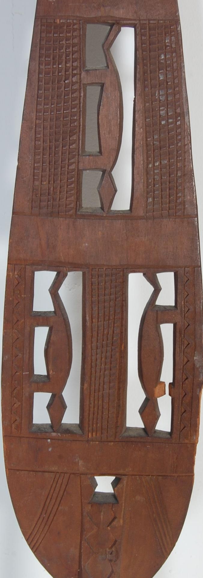 THREE 20TH CENTURY AFRICAN TRIBAL CEREMONIAL PADDLES - Bild 11 aus 25