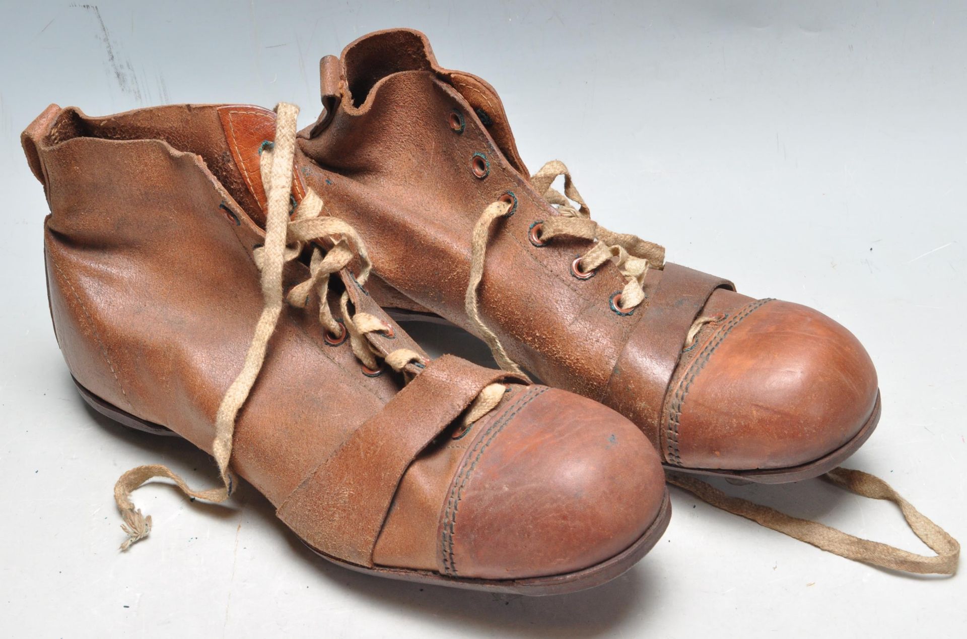 1930’S BROWN LEATHER FOOTBALL / EUGBY BOOTS