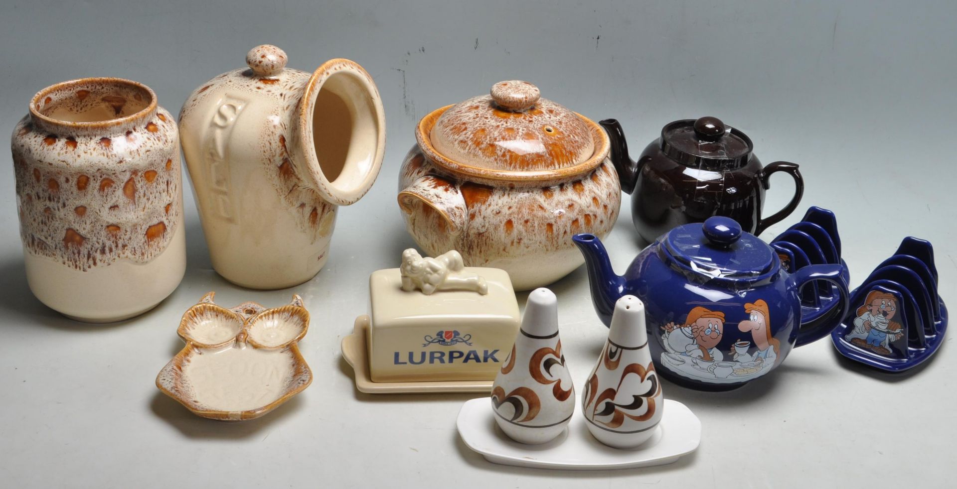 COLLECTION OF VINTAGE RETRO KITCHEN CERAMIC WARE