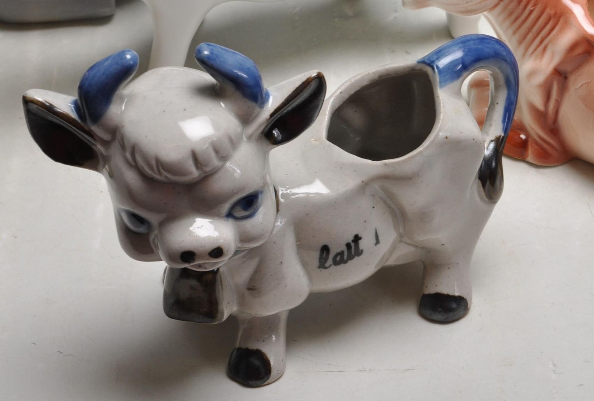 LARGE QUANTITY OF VINTAGE RETRO CERAMIC CREAMER JUGS IN A FORM OF COWS - Bild 4 aus 14