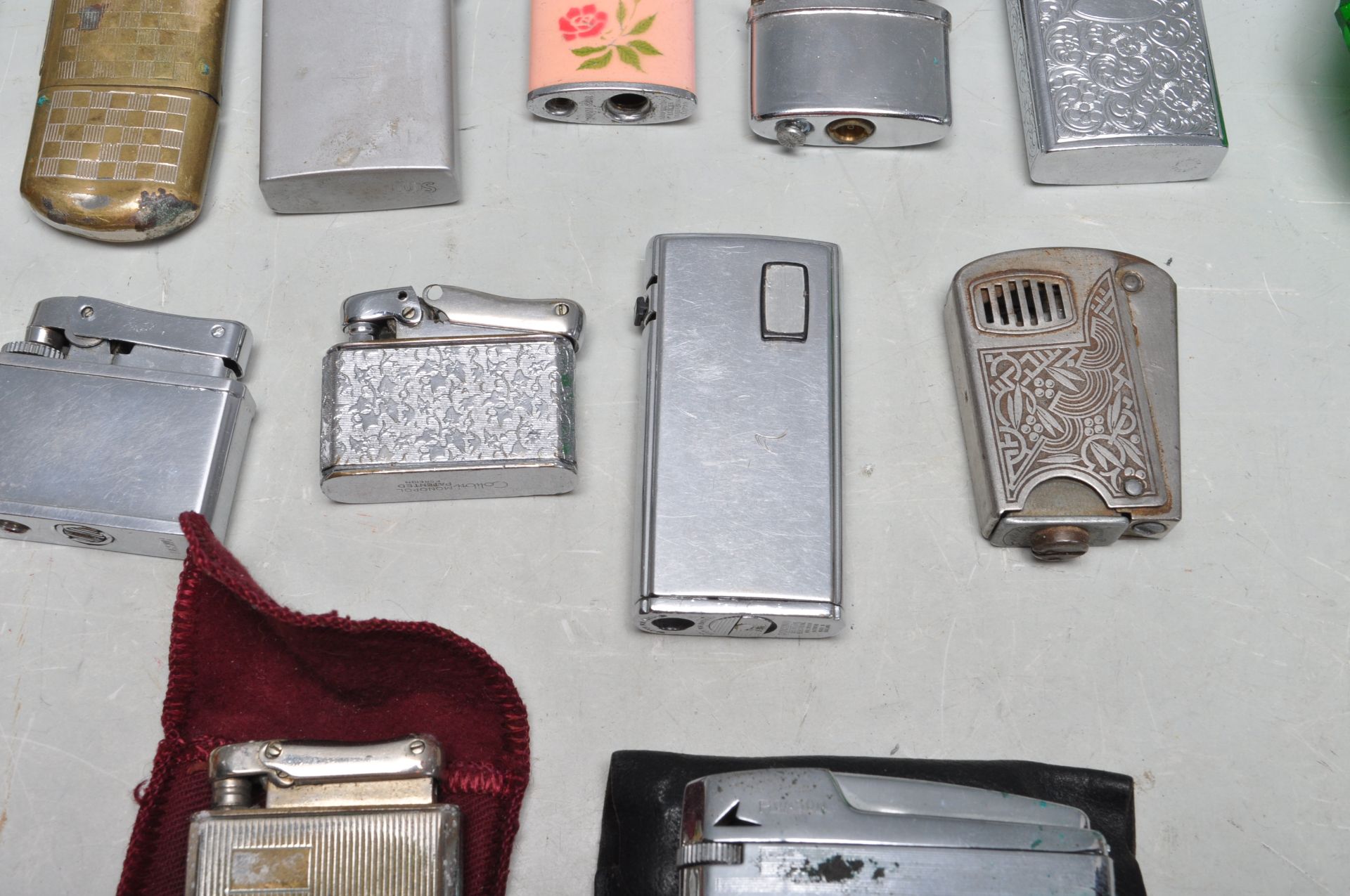 COLLECCTION OF MIXED CIGARETTE AND TABLE LIGHTERS - Bild 8 aus 12