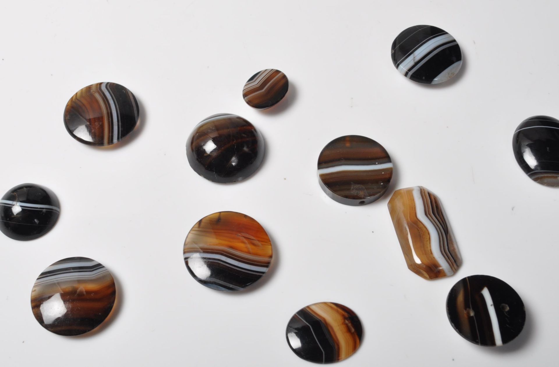 TWENTY FIVE VICTORIAN BANDED AGATE STONES - Image 4 of 6