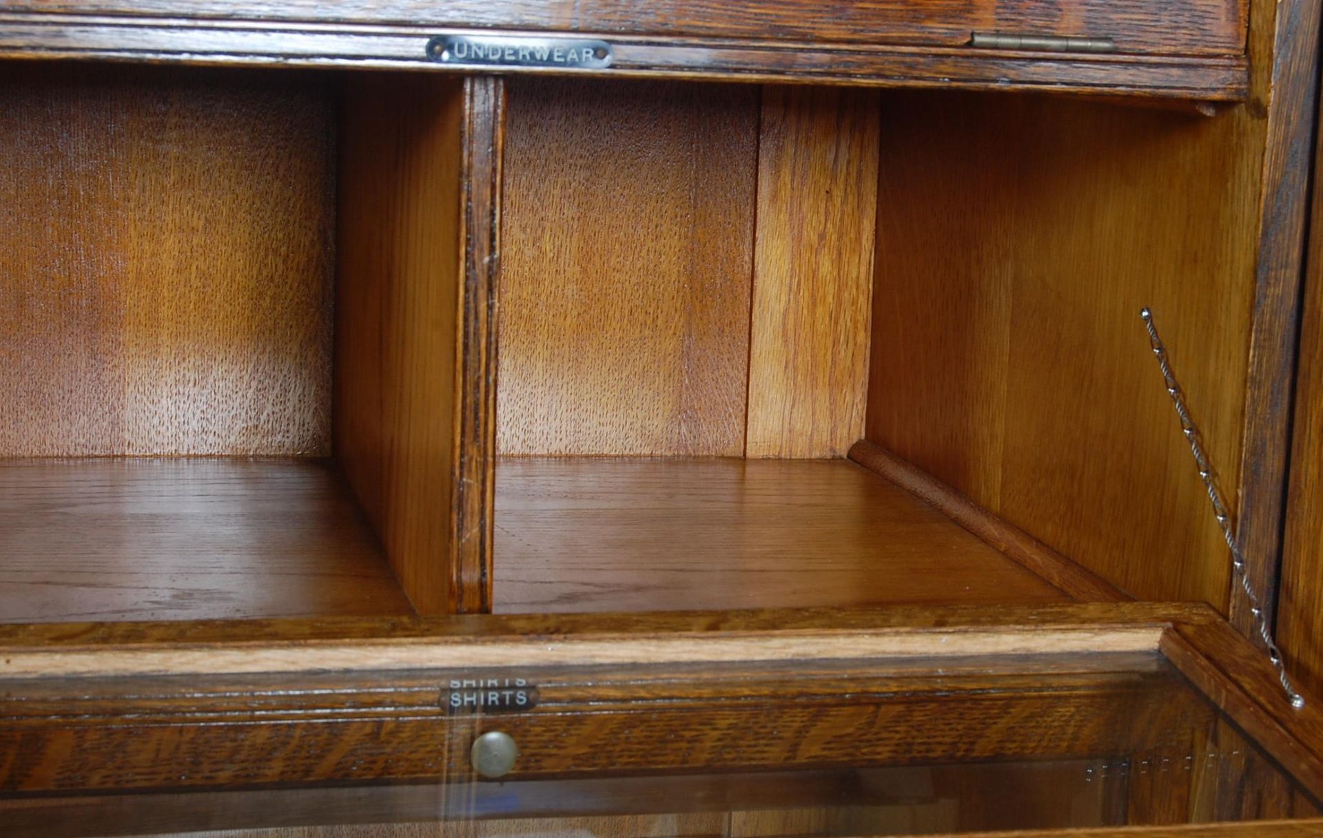 EARLY 20TH CENTURY DARK OAK FITTED DOUBLE WARDROBE - Bild 18 aus 22