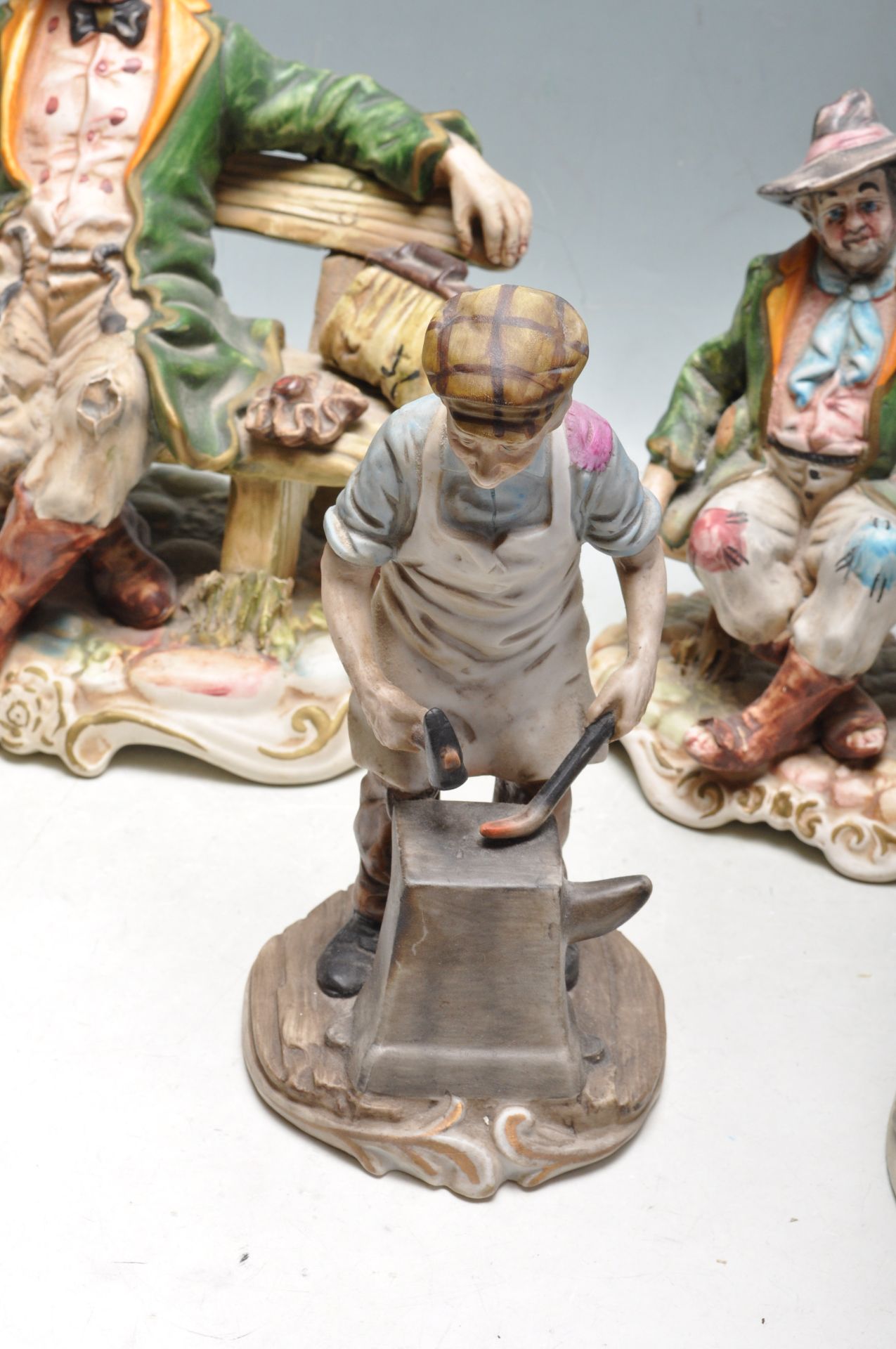 SEVEN VINTAGE 20TH CENTURY CERAMIC FIGURINES IN THE MANER OF CAPEDIMONTE AND BISQUE - Image 3 of 9