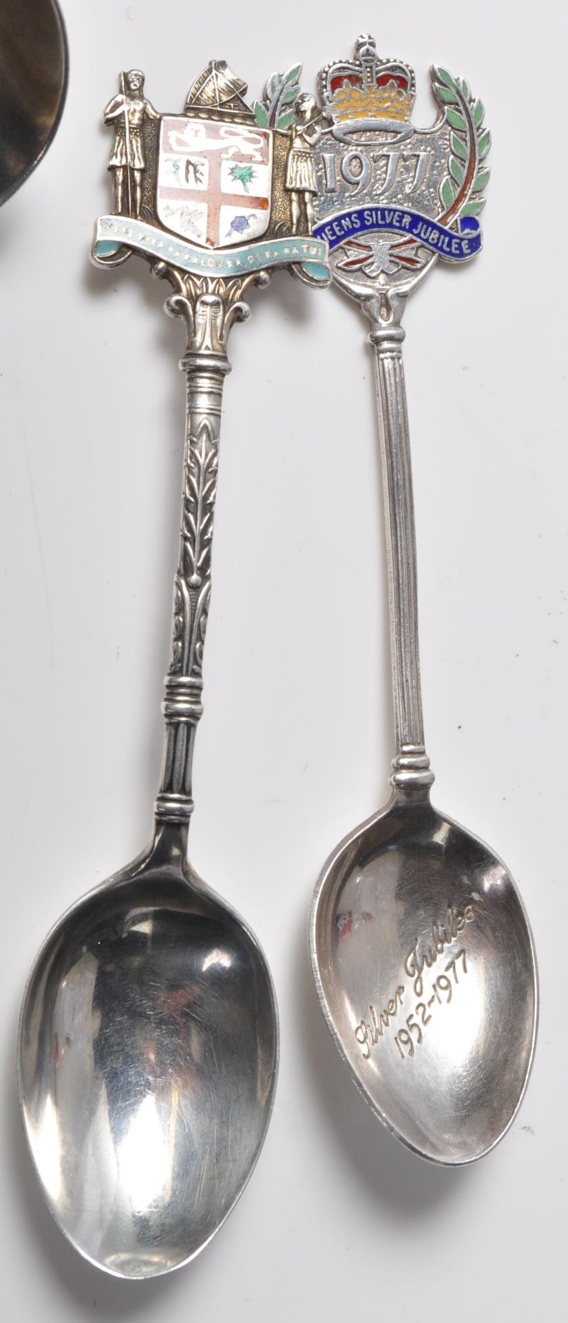 FIVE 20TH CENTURY VARIOUS SILVER HALLMARKED SPOONS - Bild 2 aus 8