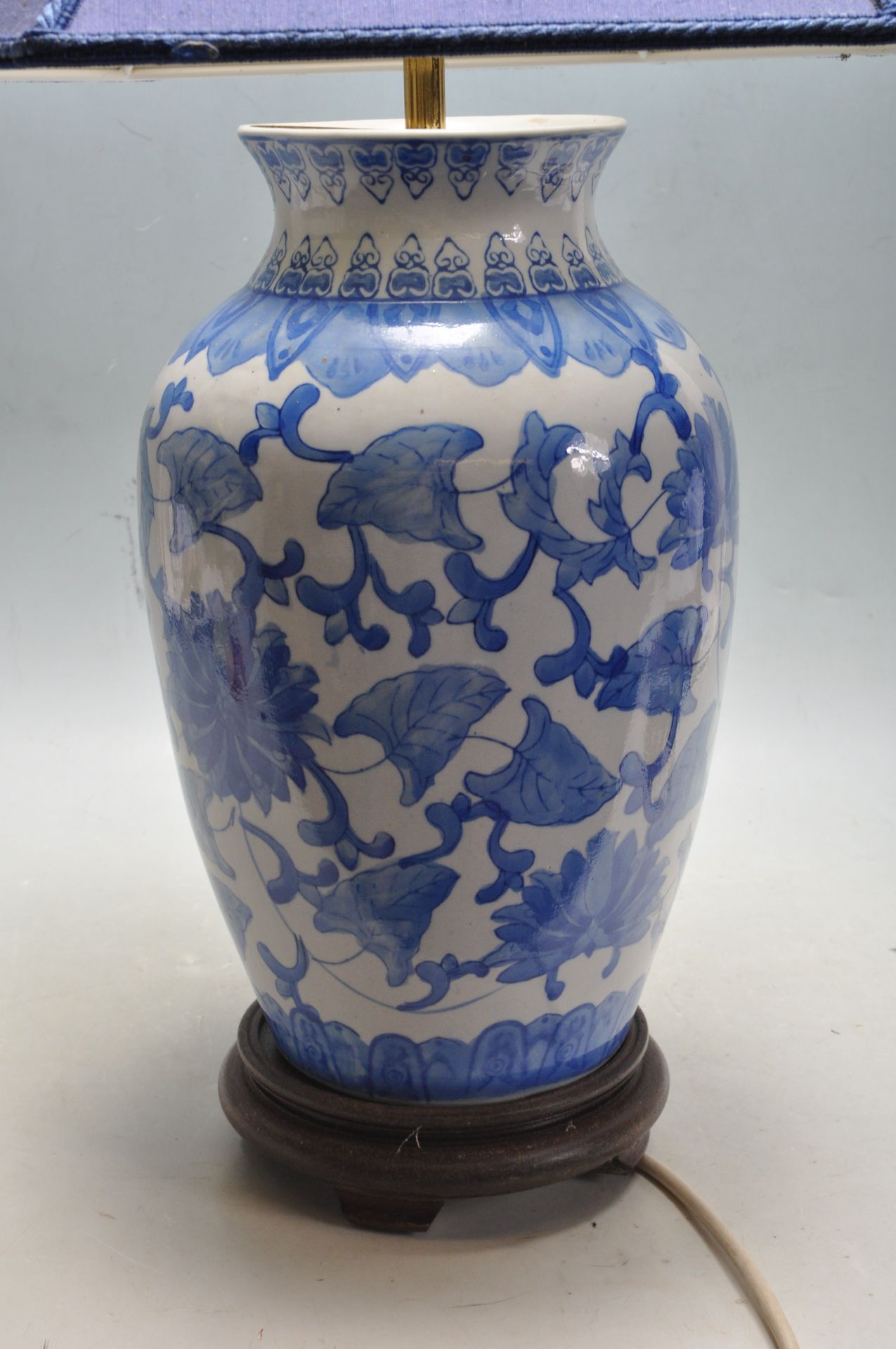 20TH CENTURY CHINE ORIENTAL BLUE AND WHITE TABLE LAMP - Bild 2 aus 6