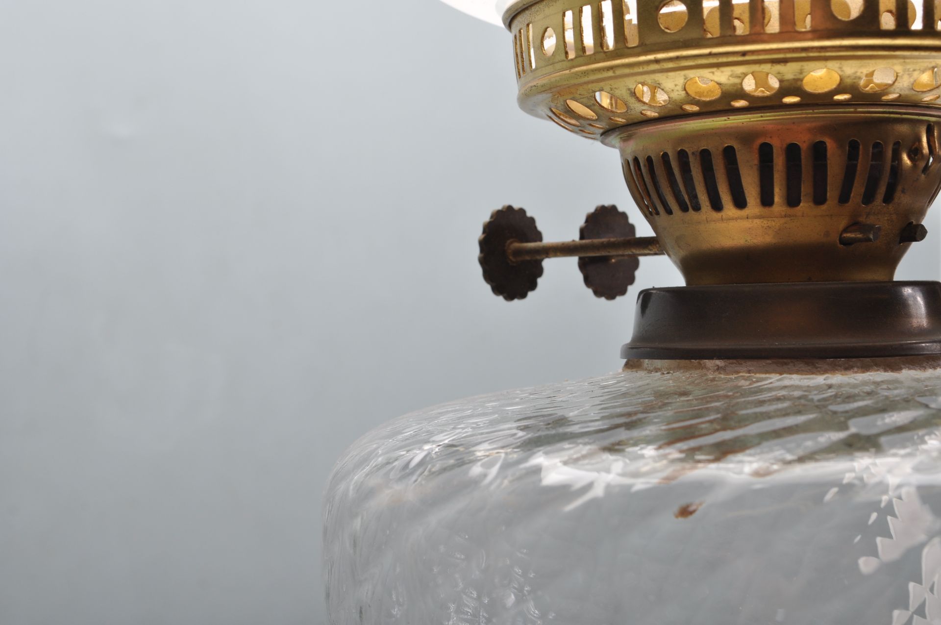 LARGE 19TH CENTURY VICTORIAN GLASS AND BRASS / BRONZE OIL LAMP - Bild 6 aus 9