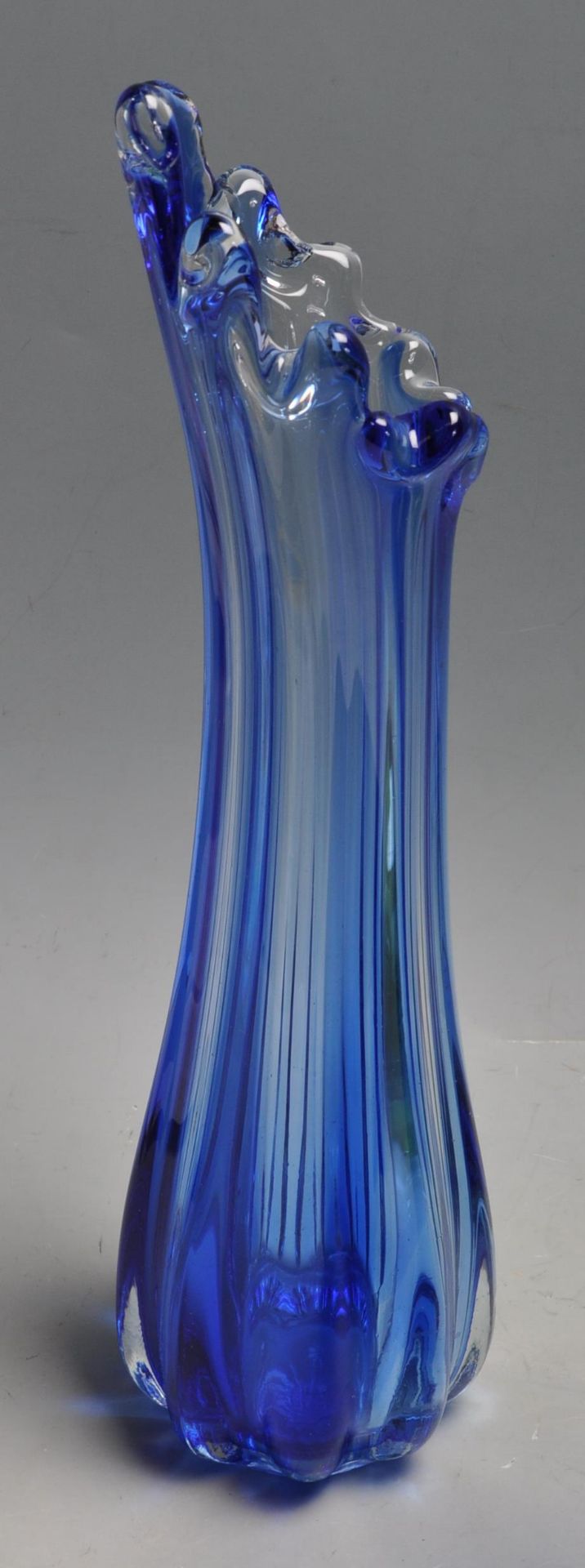 19TH CENTURY VICTORIAN AND 20TH CENTURY HAND-BLOWN COLOURED GLASS VASES - Image 8 of 9